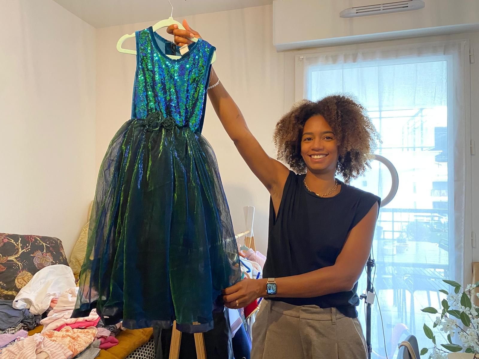 Suresnes (Hauts-de-Seine), ce mardi. Charlène Birmingham a fondé En-boucle, une entreprise de location de vêtements pour enfants, en août 2023. Elle se diversifie déjà avec les vêtements de seconde main. LP/M.D.