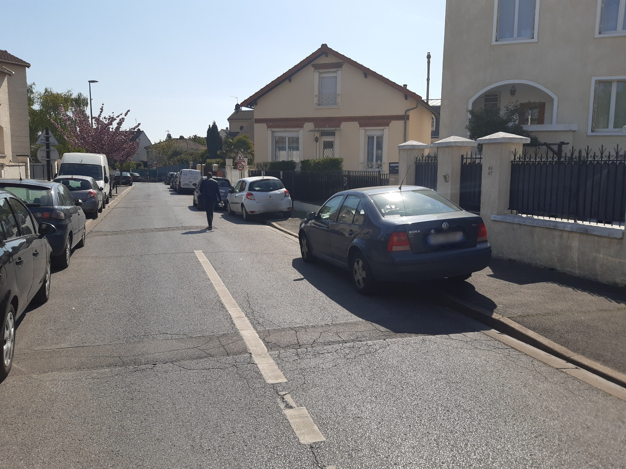 Thiais, ce samedi après-midi. Dans cette rue paisible, les policiers sont intervenus vendredi en début de soirée pour interpeller un père de famille qui avait «prêté» sa domiciliation à Jamel Gorchane. LP/Denis Courtine