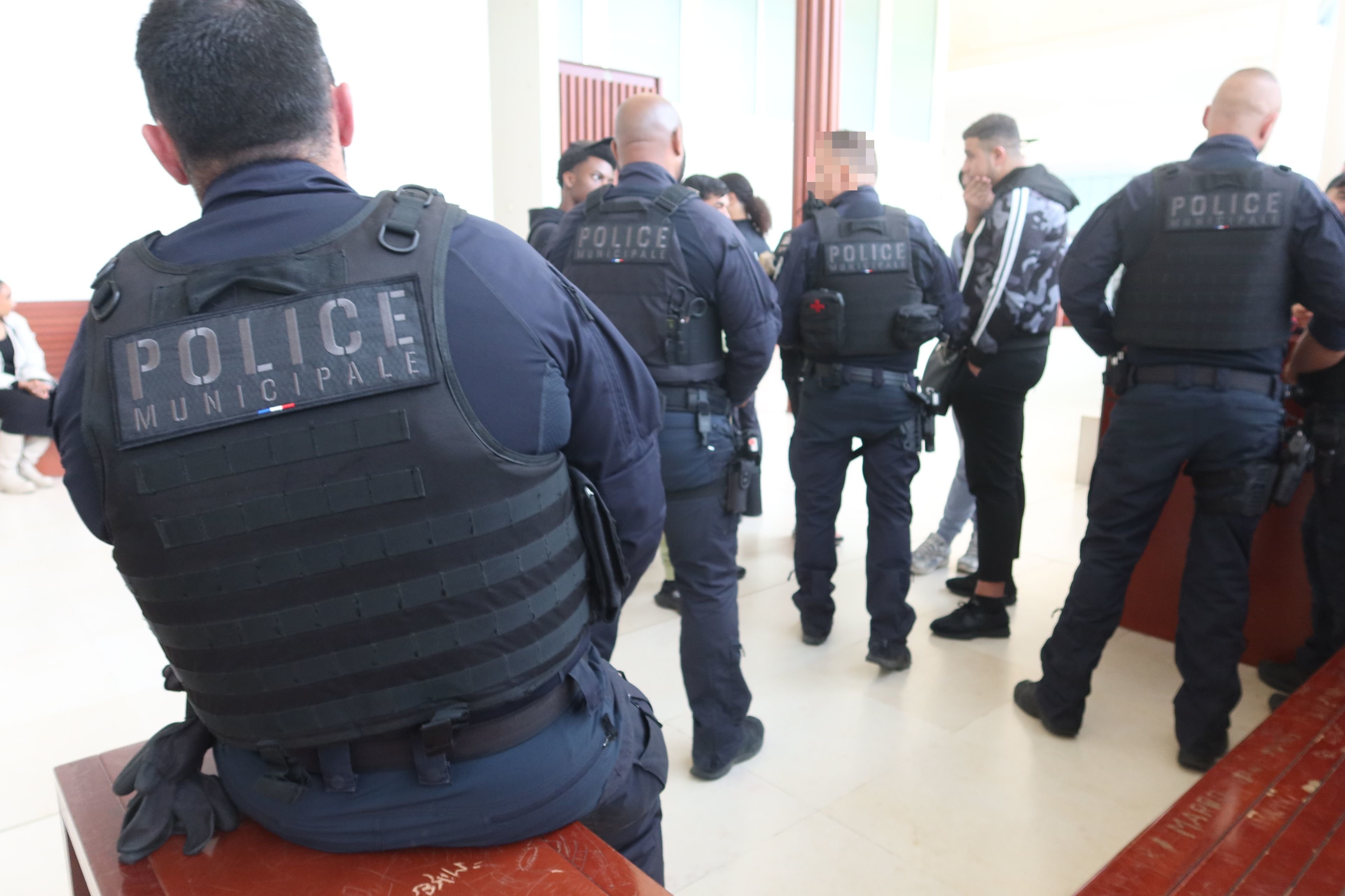 Pontoise (Val-d'Oise), ce jeudi 12 octobre. Les policiers municipaux victimes des violences se sont constitués parties civiles au tribunal. LP/Frédéric Naizot