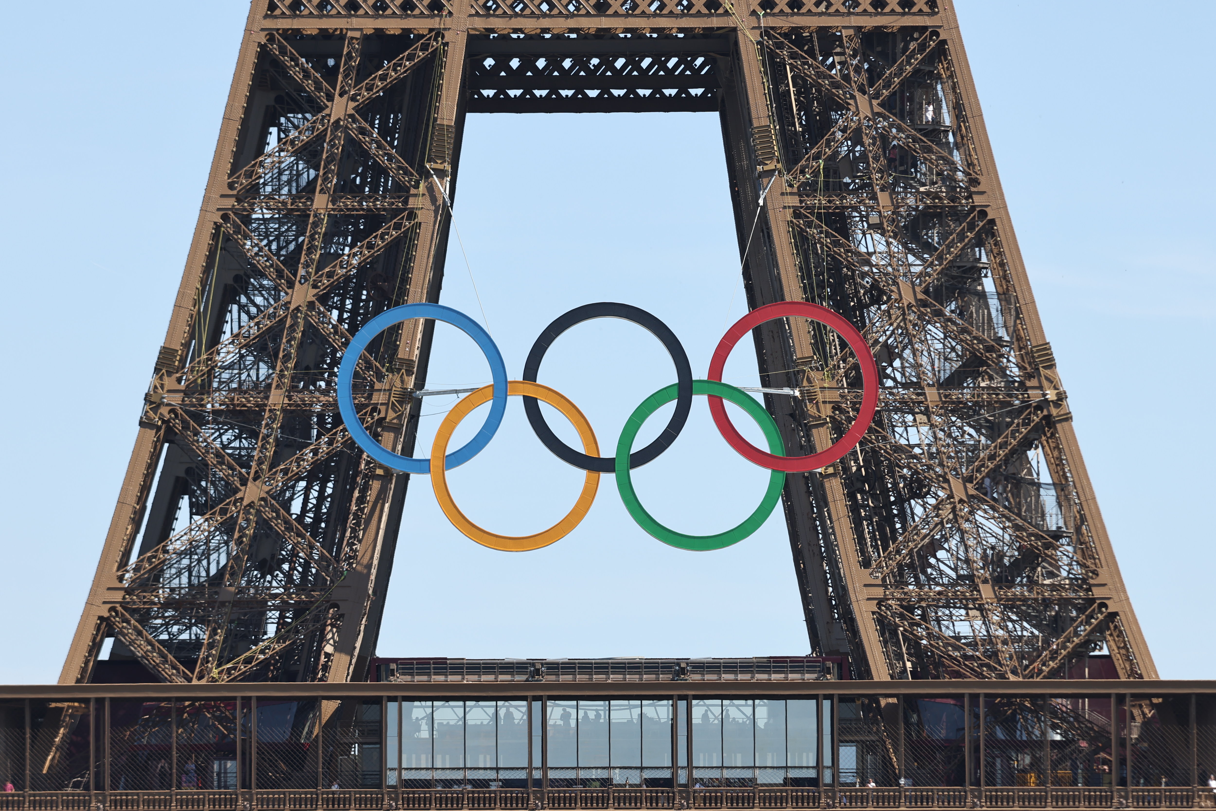 Paris (VIIe), le 7 juin 2024. Les anneaux olympiques trônent désormais sur la Tour Eiffel pour les JO de Paris 2024. LP/Frédéric Dugit