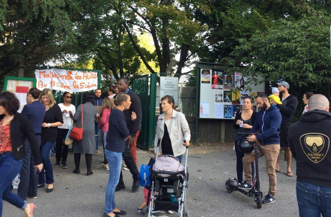 <b></b> Versailles, jeudi 5 septembre. Les parents de l'école des Alizés se sont mobilisés peu après la rentrée.