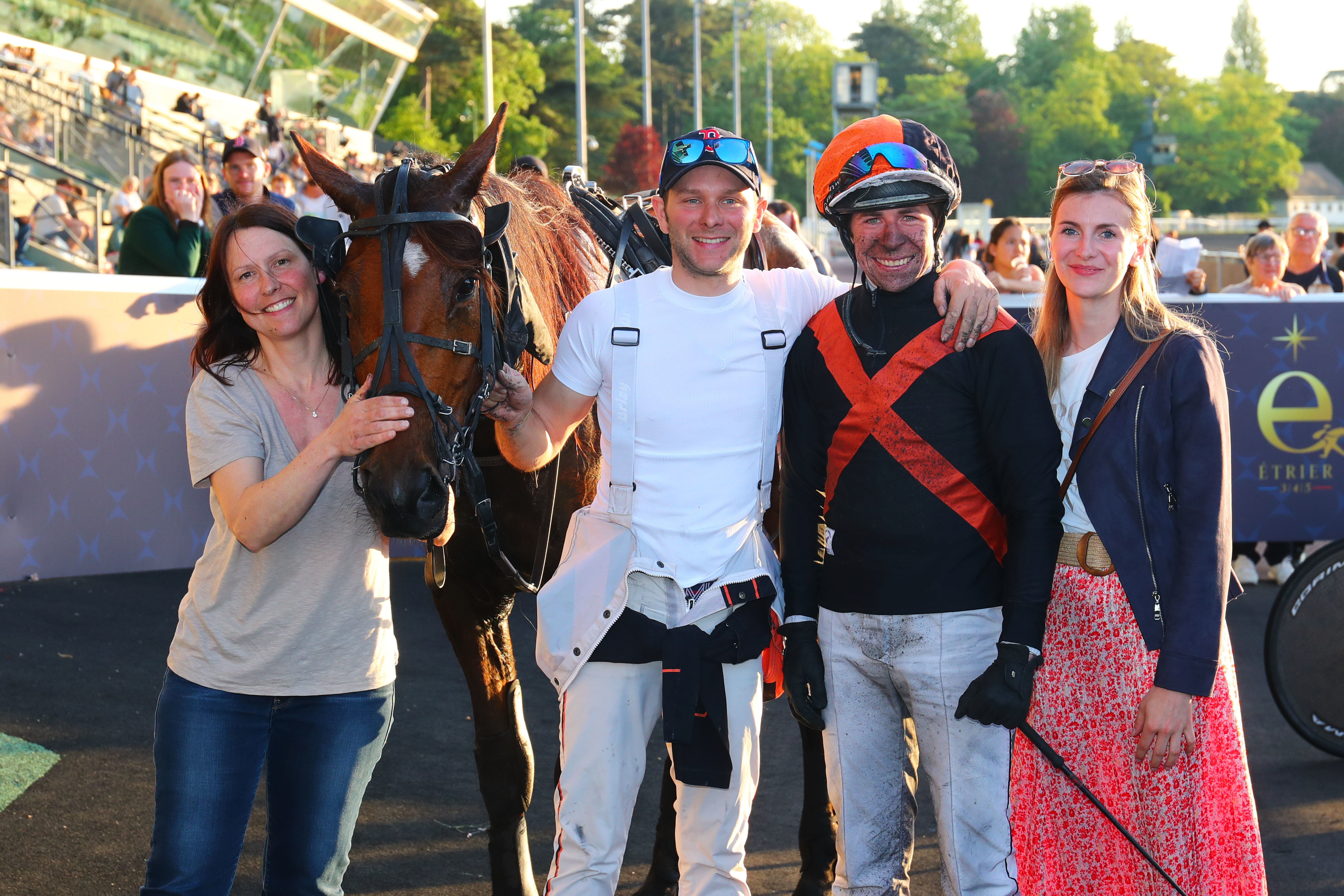 Paris-Vincennes (XIIe), le 10 Mai 2024. Aurélie Germain (à gauche) savoure sa première victoire dans un quinté obtenu avec Himberland, accompagné de son mari, Valentin Royer (à droite). SCOOPDYGA - CHOURAQUI Elliott