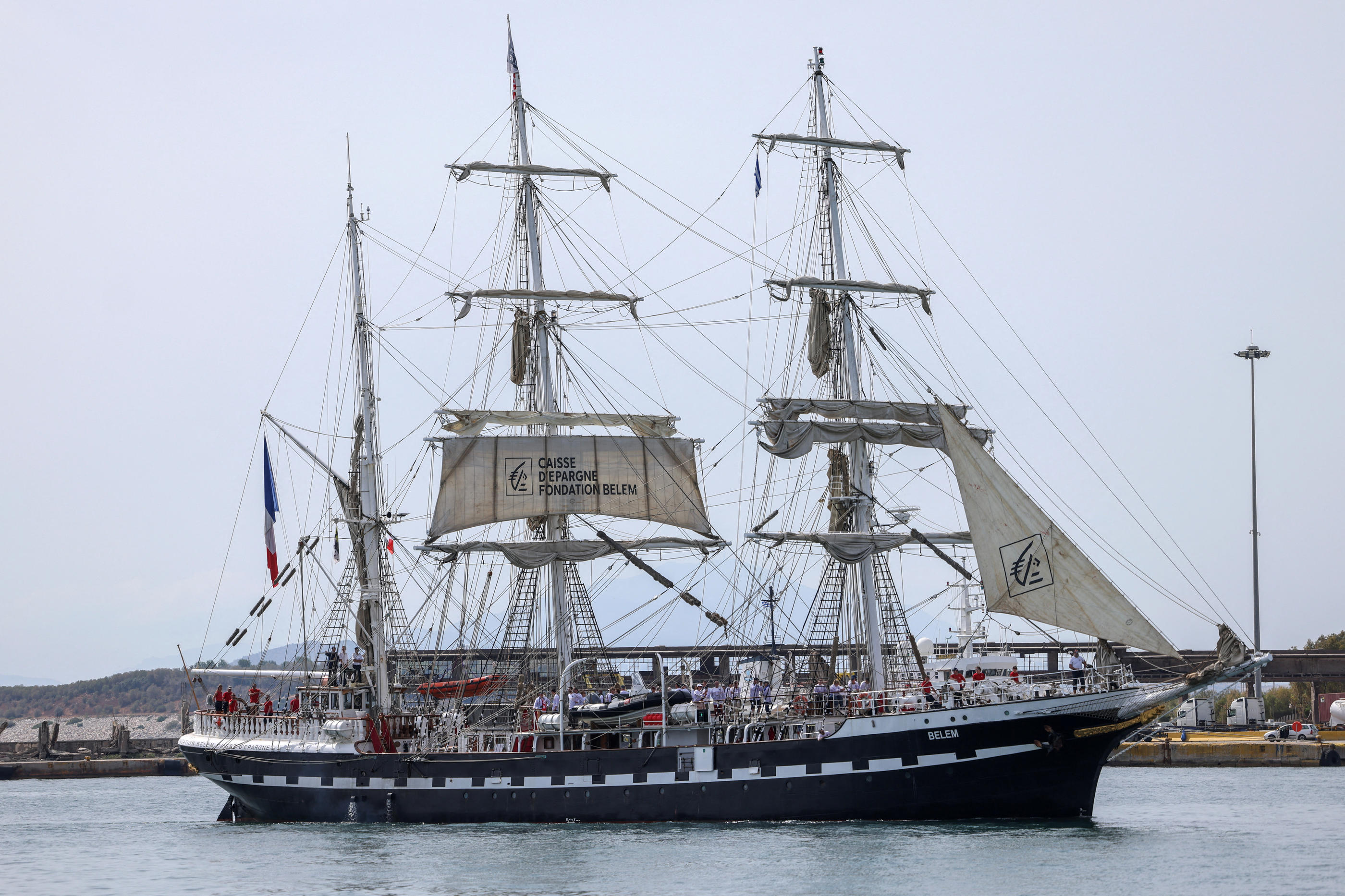 Le navire doit quitter le port du Pirée pour rejoindre Marseille le 8 mai. A son bord, la flamme olympique, April 22, 2024. REUTERS/Stelios Misinas