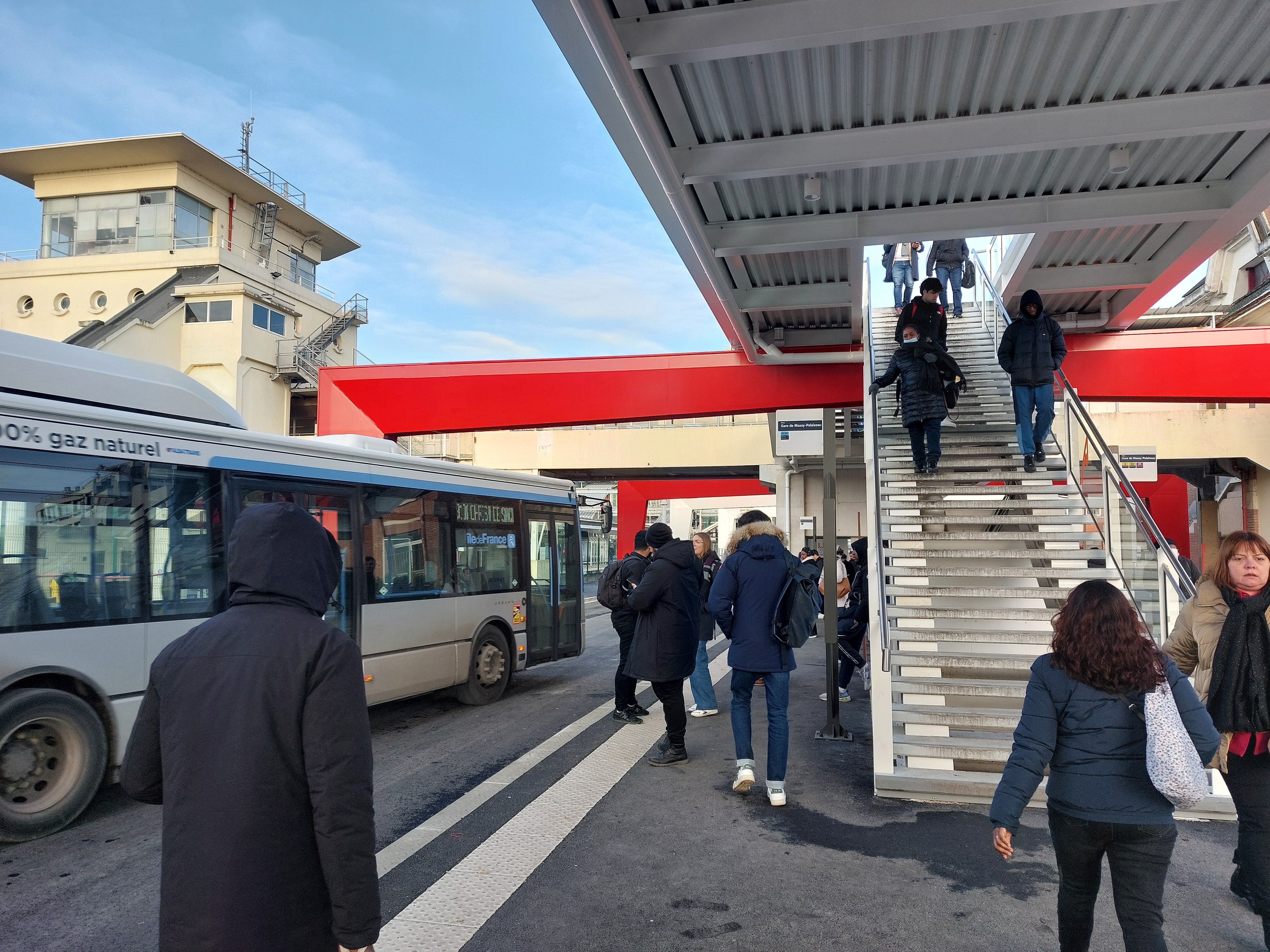 Massy, le 10 janvier. La gare routière de Massy-Palaiseau est réaménagée pour permettre une sécurisation et un accès facilité aux 20 lignes de bus affrétées. Mais les travaux sont suspendus en raison d'un surcoût. LP/Cécile Chevallier