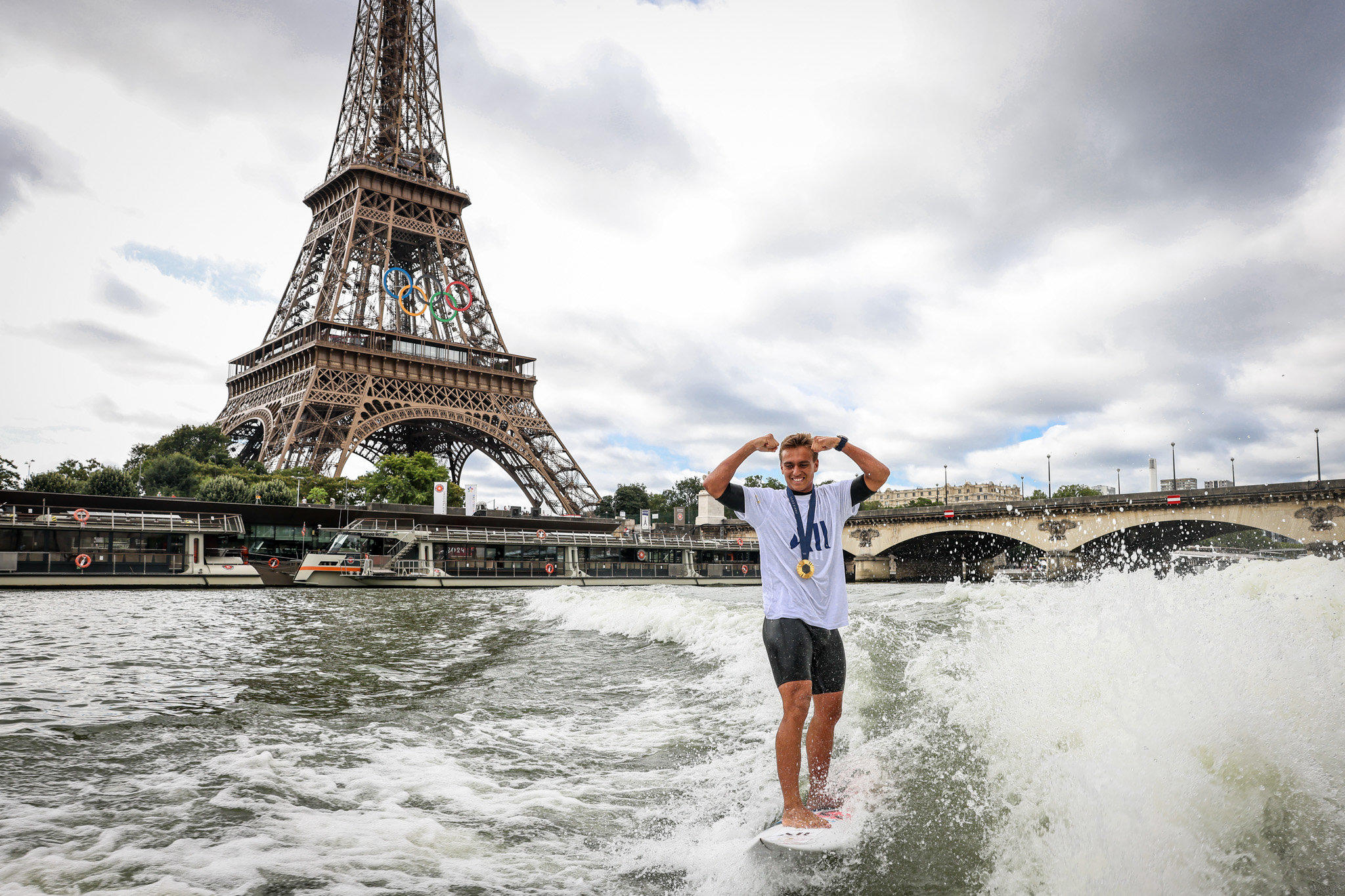 Kauli Vaast, premier français champion olympique de surf, s'est mis à l'eau sur la Seine pour fêter sa médaille d'or à Paris. LP/Frédéric Dugit