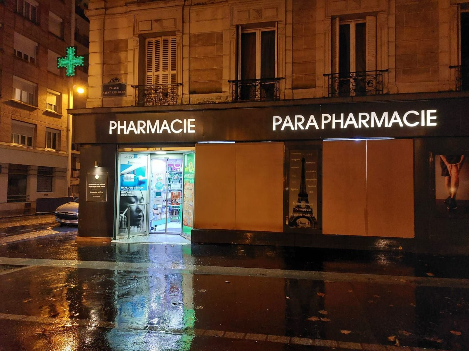 Place Saint-Charles (XVe), samedi soir. Les vitres de la pharmacie du Théâtre ont été brisées par les jeunes cambrioleurs.
