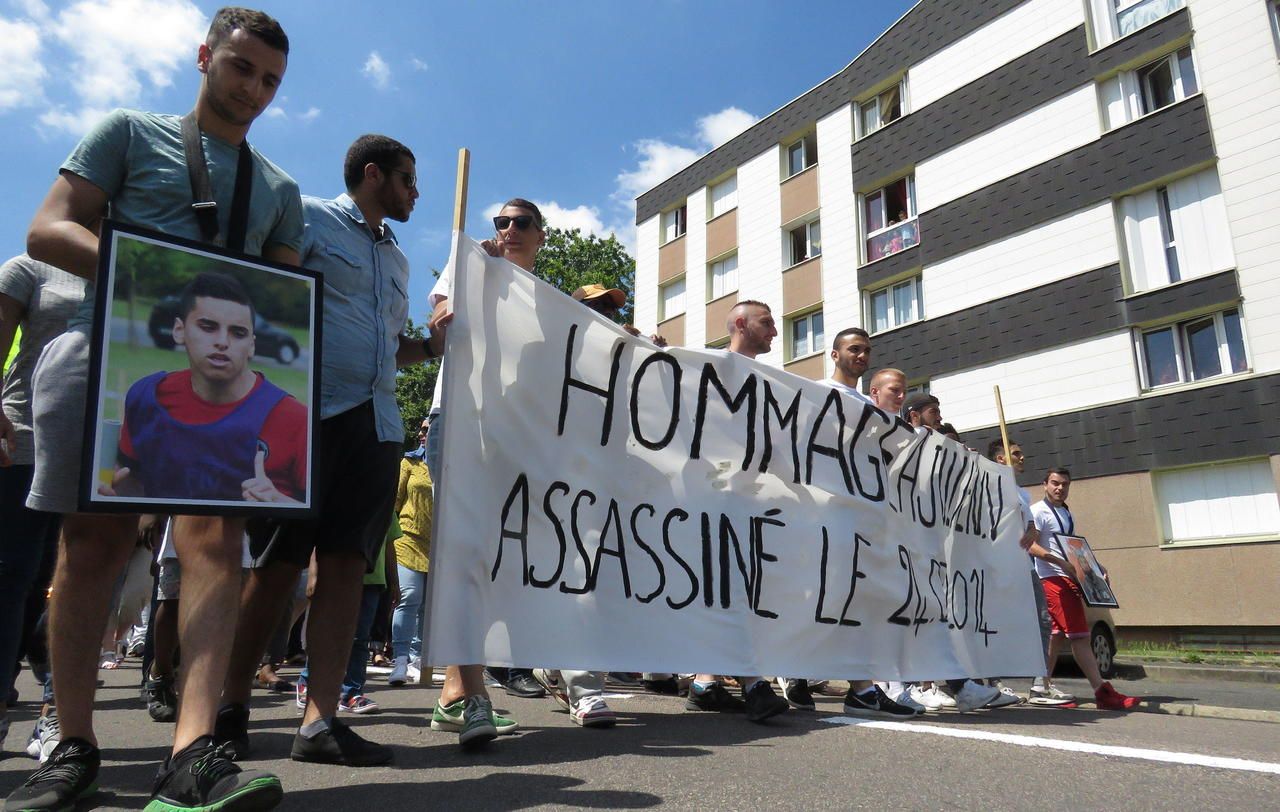 <b></b>   Une marche blanche organisee a Pont Ste Maxence en memoire de Julien Videlaine. Il y a deux ans, le jeune homme a ete tue de 18 coups de couteau par le pere de sa petite amie actuellement en fuite en Turquie.