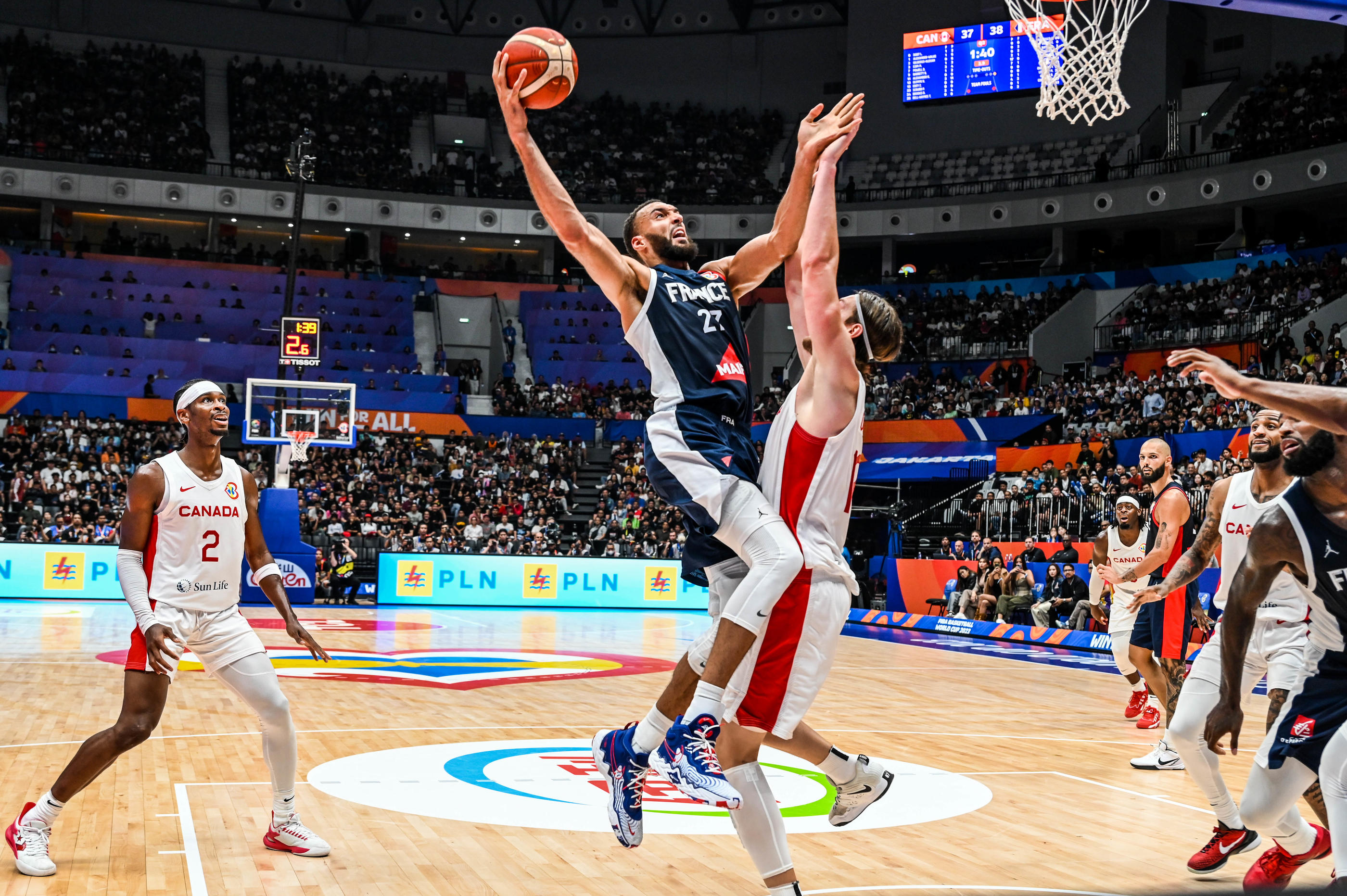 Rudy Gobert impose ici sa puissance contre le Canada en août 2023. Icon Sport/Hervé Bellenger