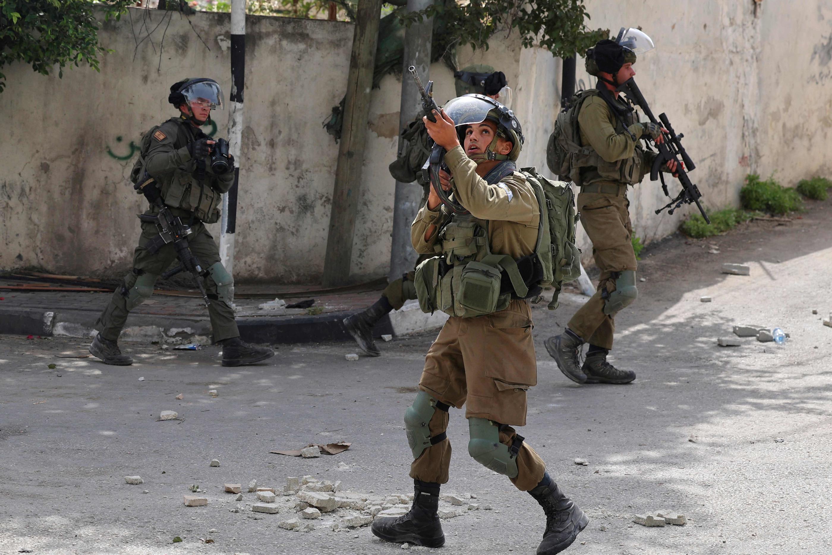 Des soldats israéliens lors d'affrontements en Cisjordanie occupée en avril 2022. (Illustration) AFP/Jaafar Ashtiyeh