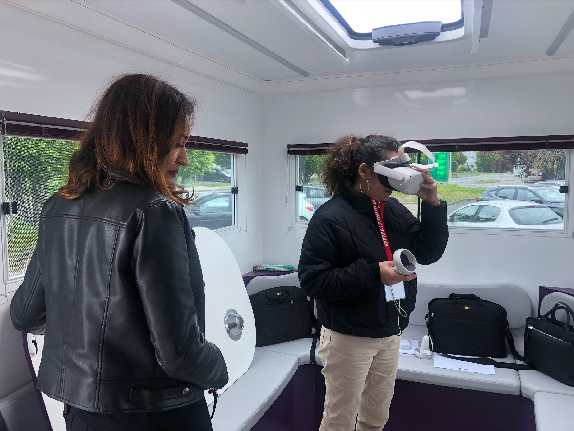 Assia et Magali, conseillères en insertion professionnelle, testent le matériel avant de rencontrer des jeunes, qui découvriront des métiers par le biais de ce casque de réalité virtuelle. LP/Emma Poesy