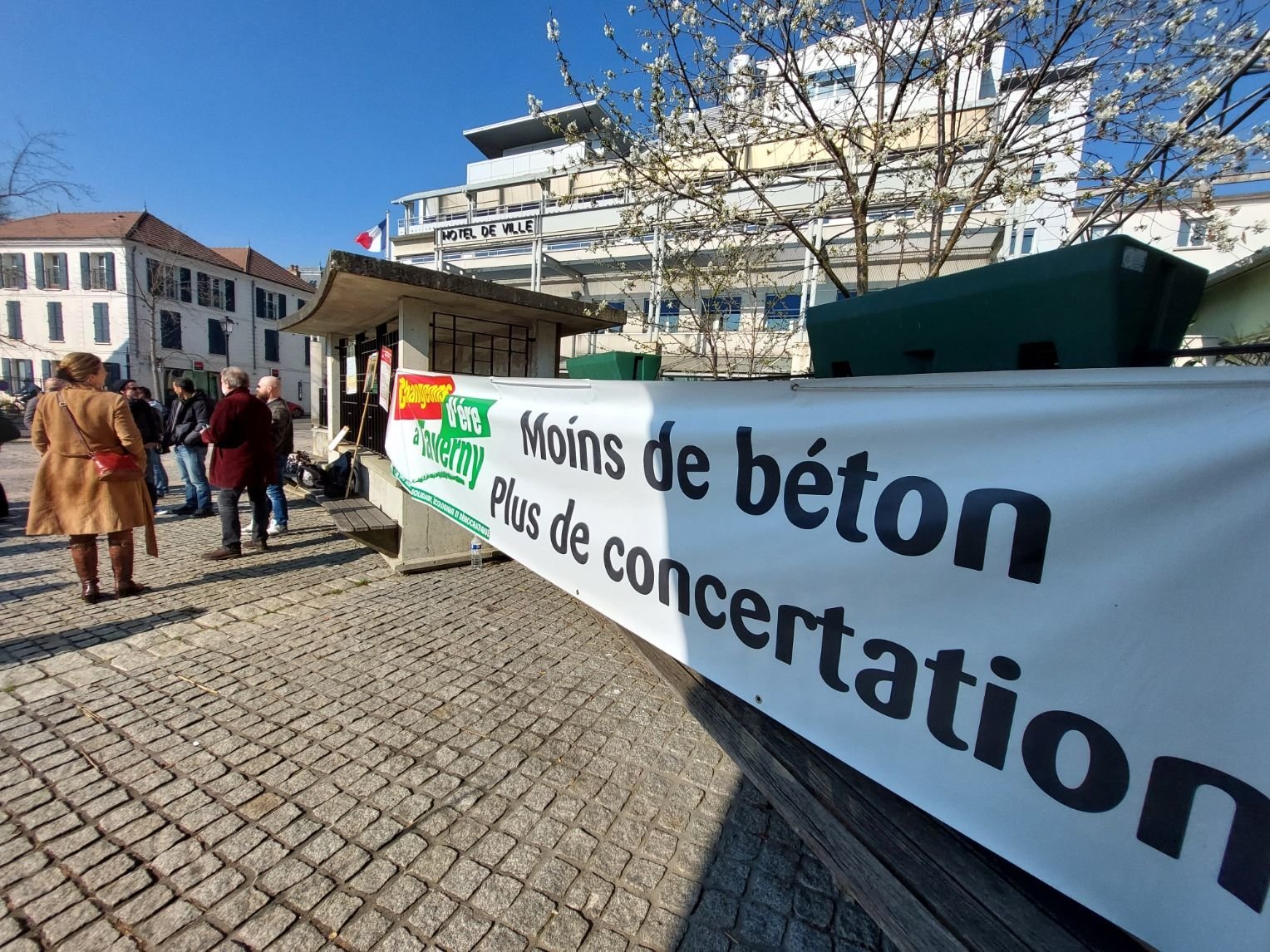 Taverny (Val-d'Oise), ce samedi. Une soixantaine de personne a manifesté devant l'hôtel de ville contre plusieurs projets de la municipalité. LP/Thibault Chaffotte
