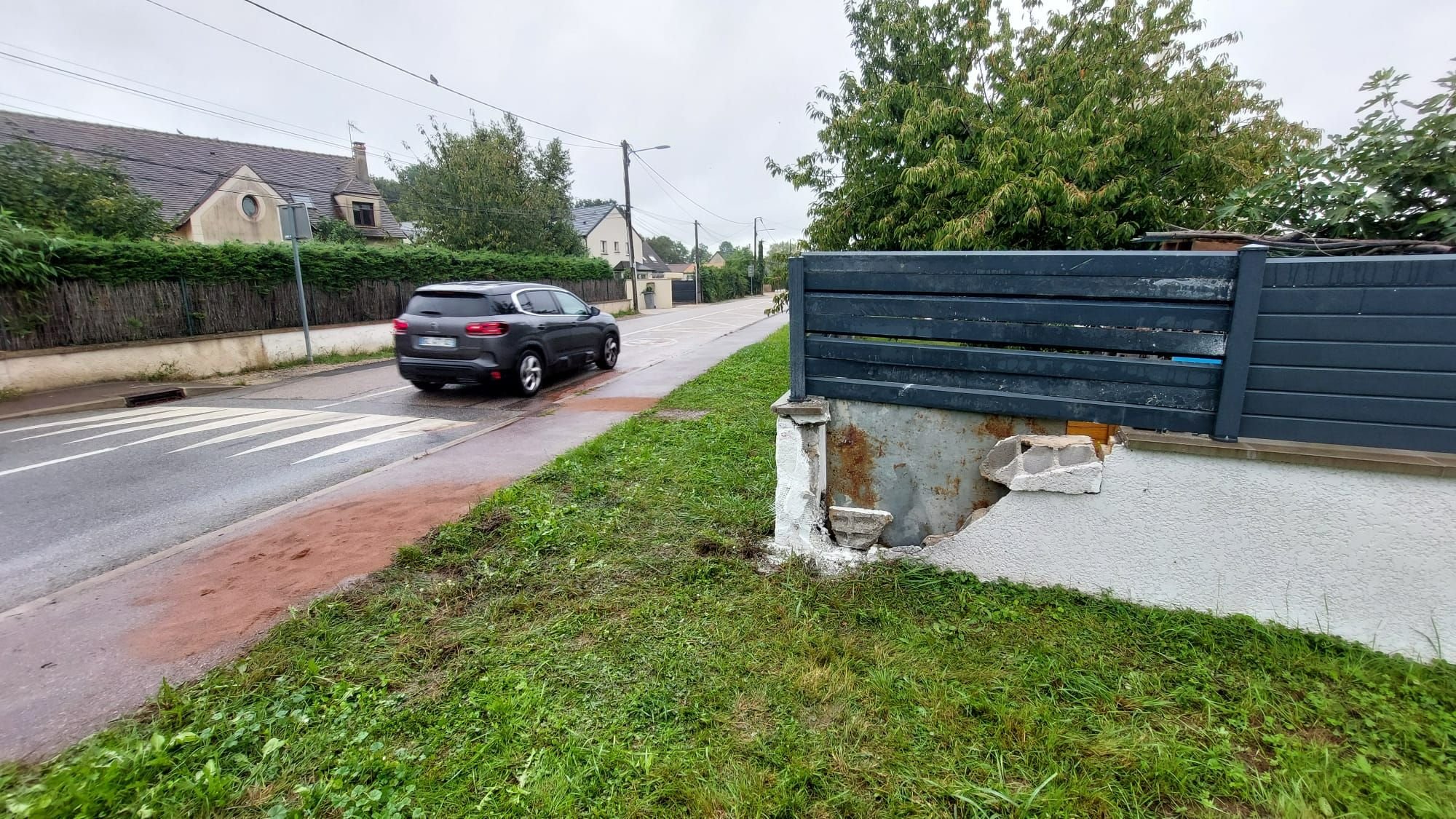 Epône, ce lundi. Le conducteur de l'Opel a percuté un mur de clôture. Il a été tué sur le coup, de même qu'un autre adulte, passager arrière. Les six autres occupants du véhicule sont grièvement blessés. LP/Mehdi Gherdane