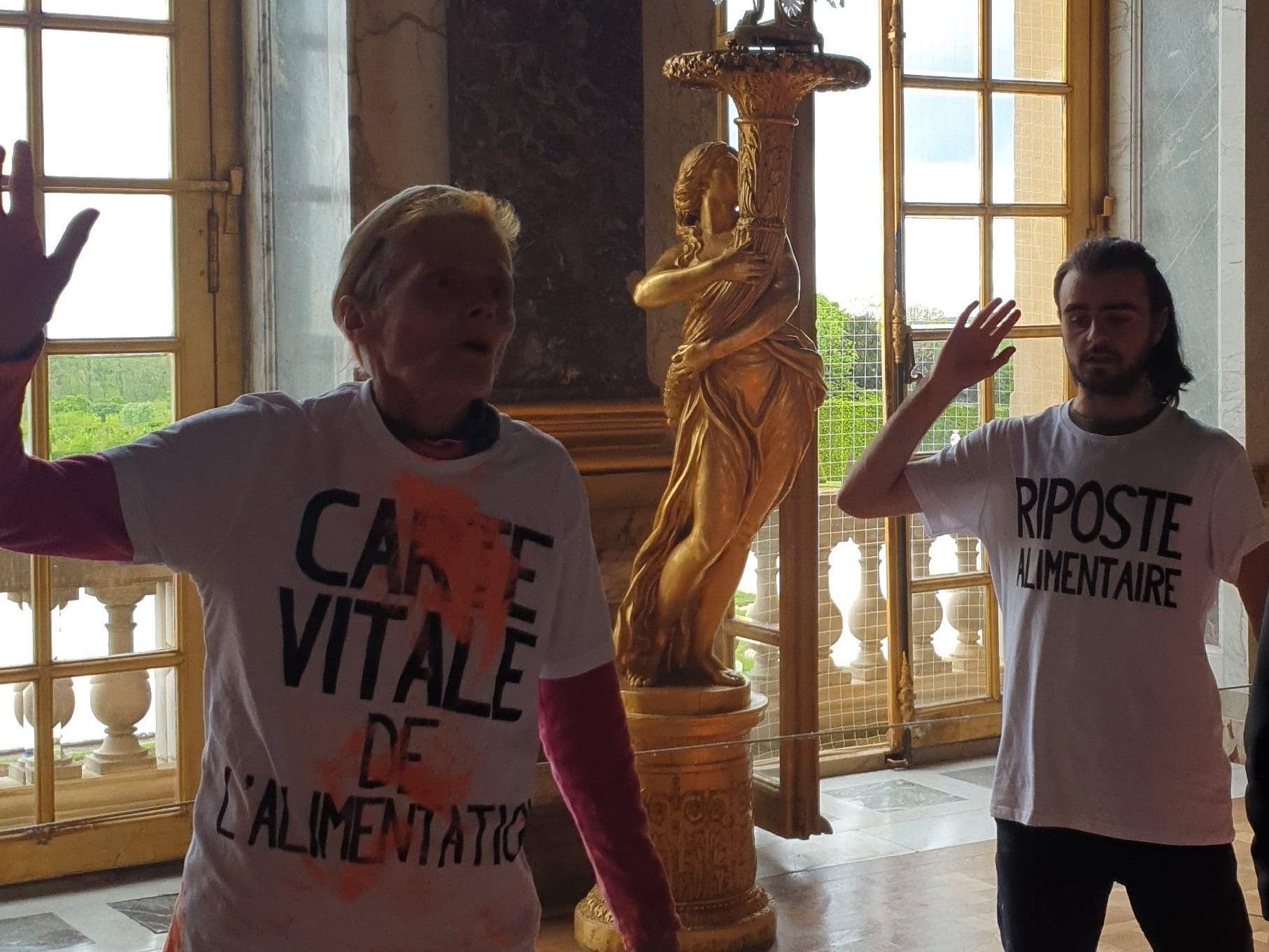 Versailles (Yvelines), le 4 mai 2024. Vers 17heures, deux activistes de Riposte alimentaire ont jeté une poudre orange dans la célèbre Galerie des Glaces du château de Versailles. Riposte alimentaire