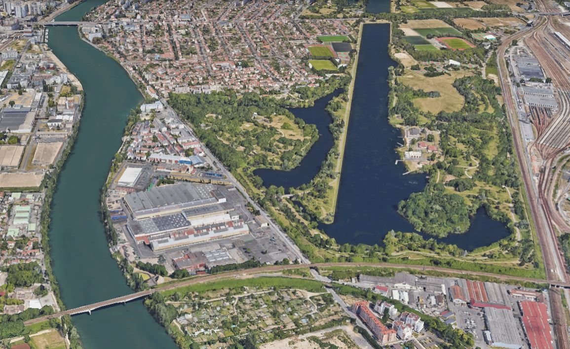 En bord de Seine et près du pôle de Villeneuve-Triage, le site de l'ex-usine Renault de Choisy-le-Roi a vocation à exploiter les modes de transports fluvial et ferroviaire. Google Earth