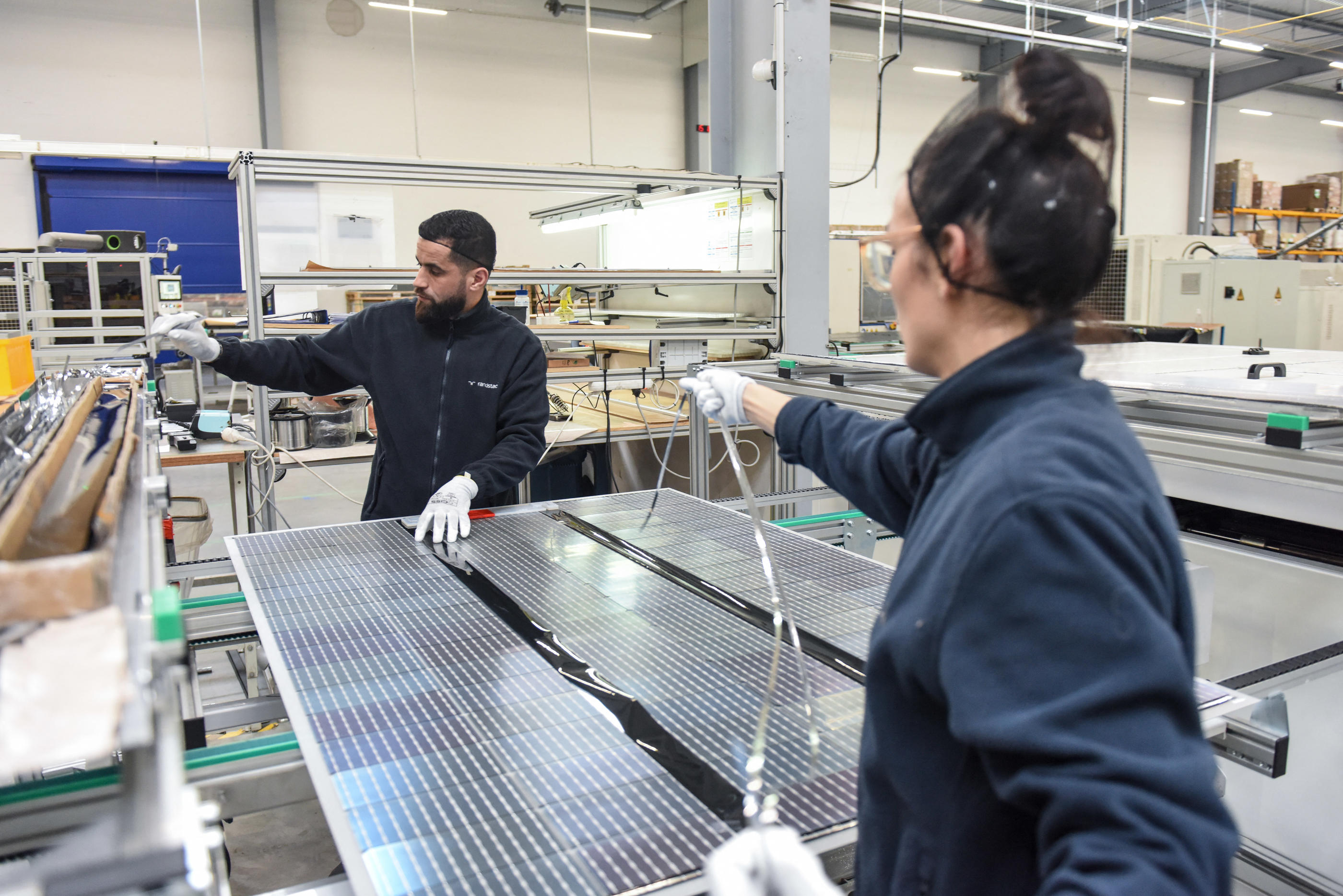 87 salariés travaillent chez Systovi, l'un des deux derniers fabricants français de panneaux solaires, basé en Loire-Atlantique (ici en mars 2023). AFP/Sébastien Salom-Gomis