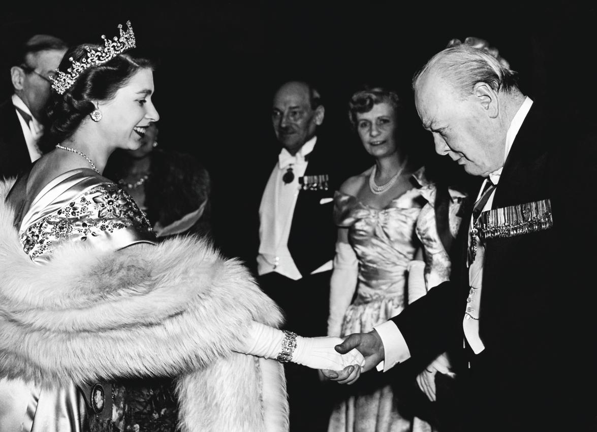 Elizabeth, alors princesse héritière du trône, salue Winston Churchill, invité à une cérémonie à Londres, le 23 mars 1950. Keystone/Gamma-Rapho/Getty