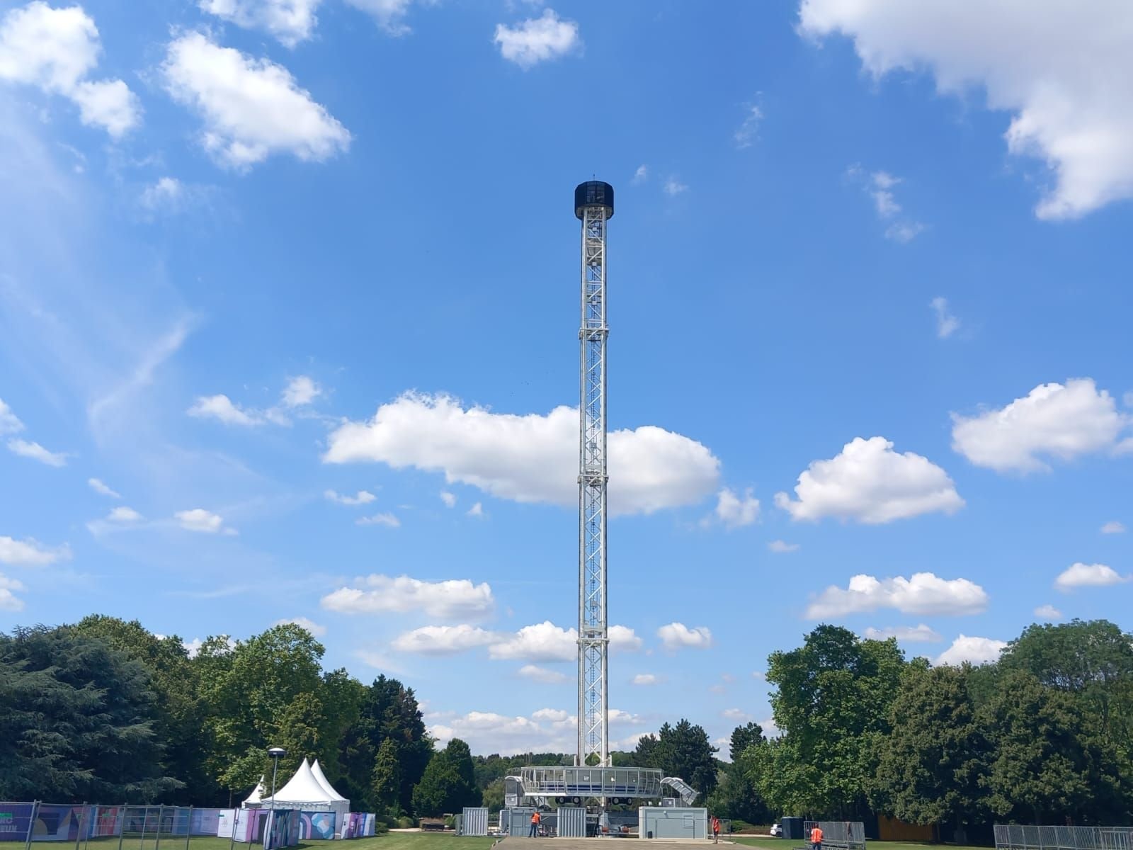 L’élément phare du site de célébrations est la City Skyliner. Cette tour éphémère, installée pour la première fois en Île-de-France à l’occasion des Jeux, est située au centre du parc.