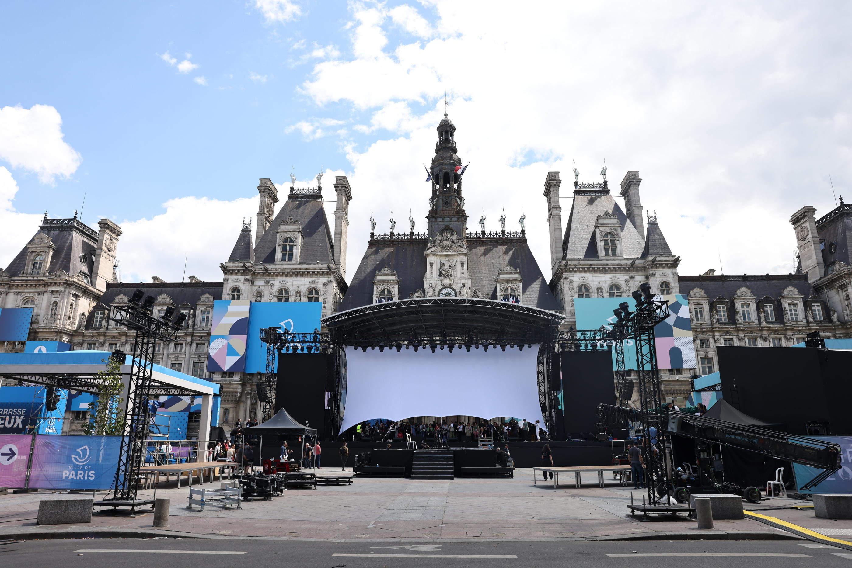 La machinerie du «Concert de Paris» a pris place entre les modules déjà installés pour la principale fan zone des JO sur l'esplanade de l'Hôtel de Ville de Paris. LP/Fred Dugit
LP / Fred Dugit