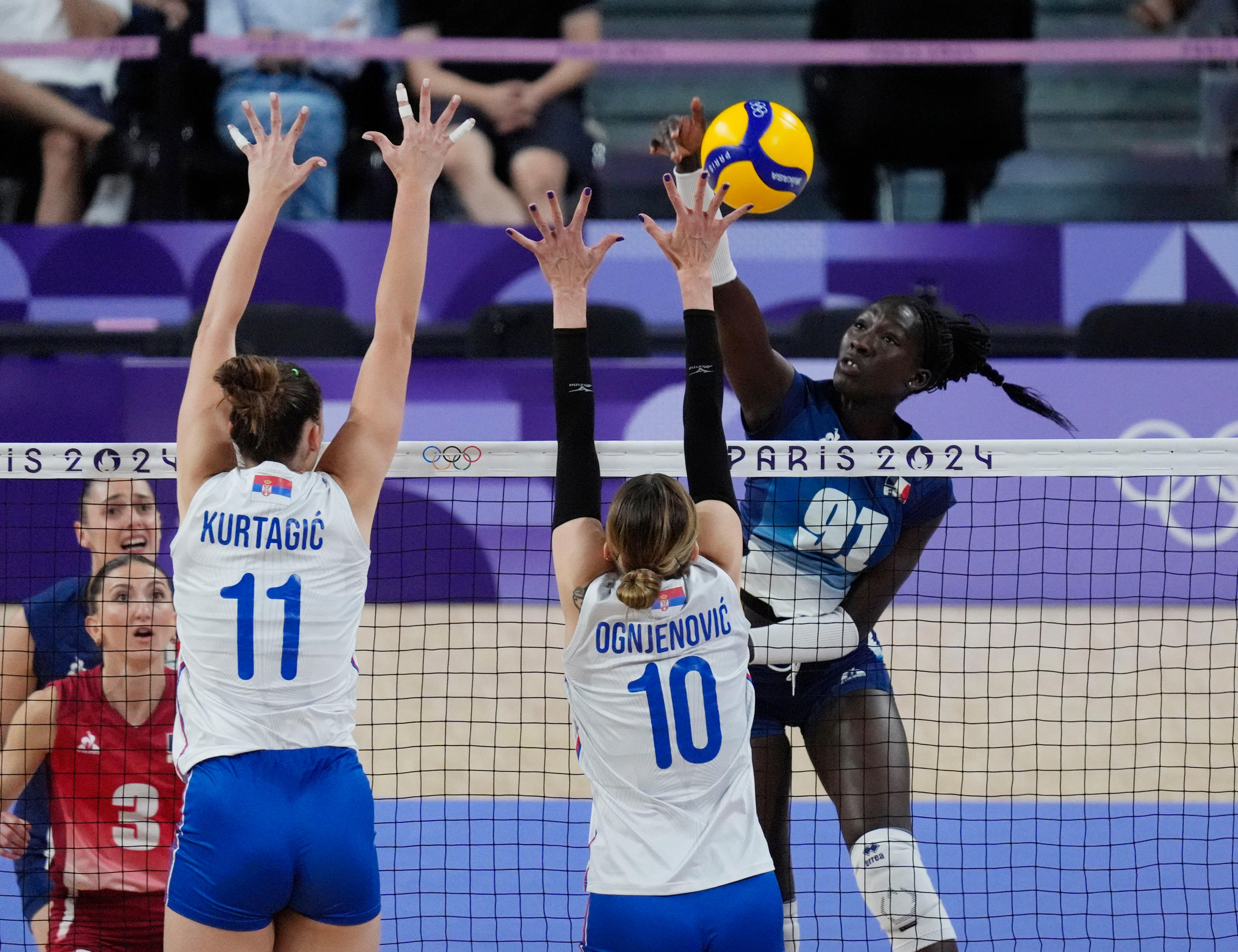 Halimatou Bah confie s'être laissée porter par le public pour le match, qui opposait la France à la Serbie, ce lundi soir, à l'Arena Paris Sud. SUSA/Icon Sport