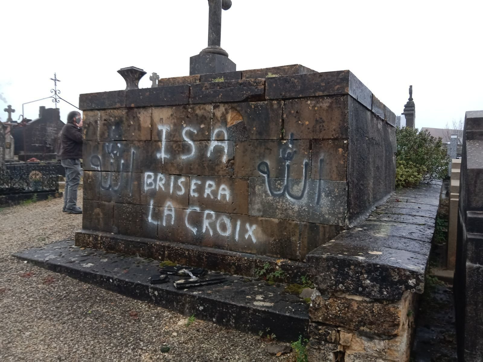 Le maire de Clermont-d'Excideuil (Dordogne) a eu la désagréable surprise de découvrir les tags dans le cimetière. Une cinquantaine de tombes ont été touchées. DR