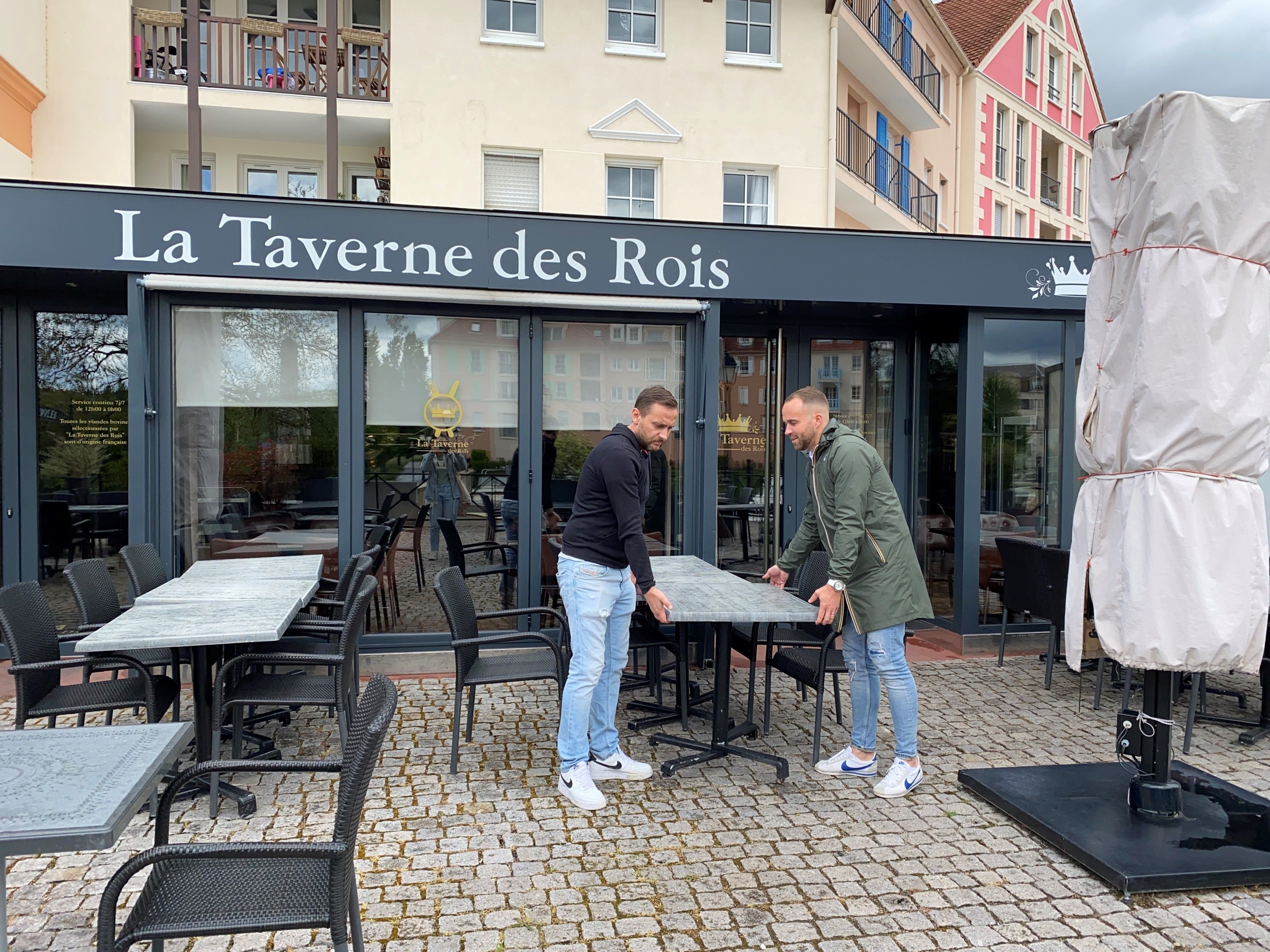 Cergy (Val-d'Oise), ce mardi 18 mai 2021.  La terrasse de la Taverne des Rois se met en place pour sa réouverture. LP/Mélissa Prou