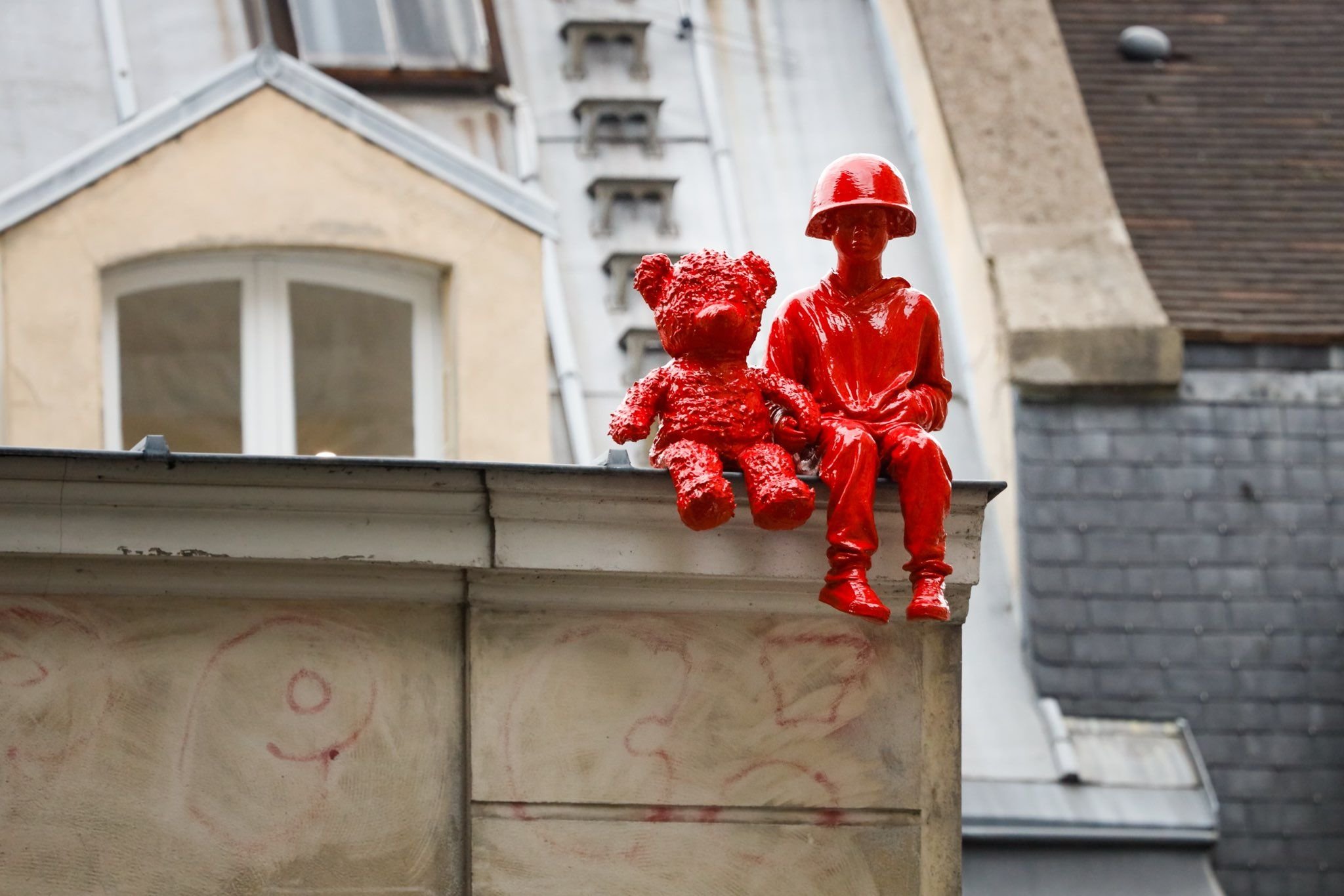 2 personnages de part et d'autre d'un autre petit personnage. - Centre  Pompidou