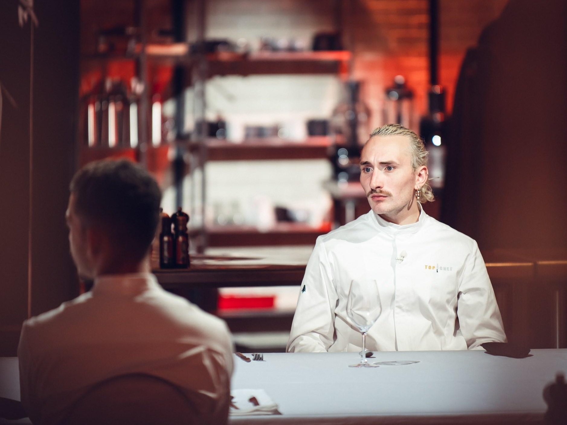Le candidat solaire de «Top Chef» saison 15, Bryan Debouche, s'incline lors de l'épisode 9. M6/Julien Thueil