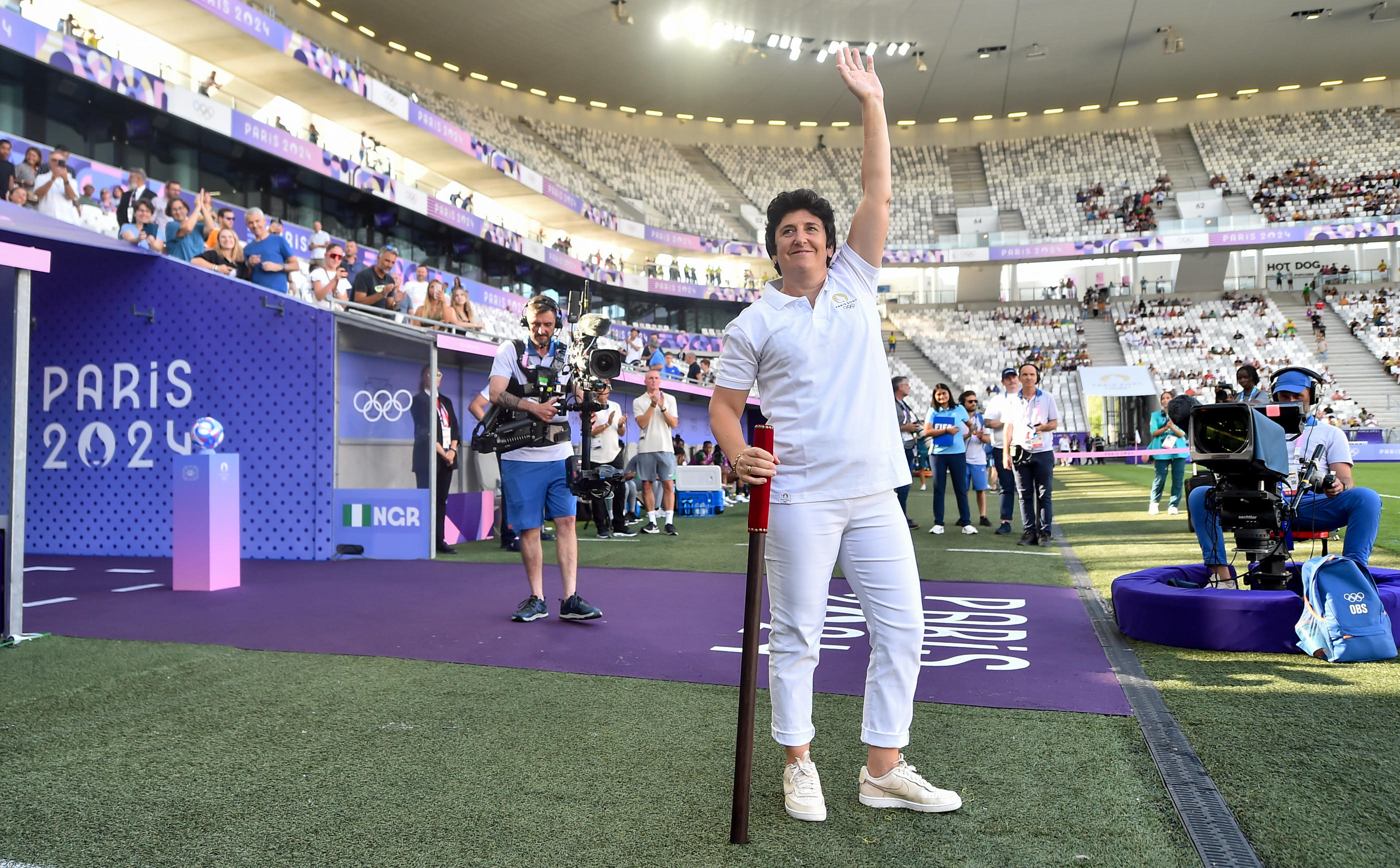 Marinette Pichon donne les «trois coups» de bâton avant le match entre le Nigeria et le Brésil au Stade Matmut Atlantique de Bordeaux, le 25 juillet 2024. Loic Cousin/Icon Sport