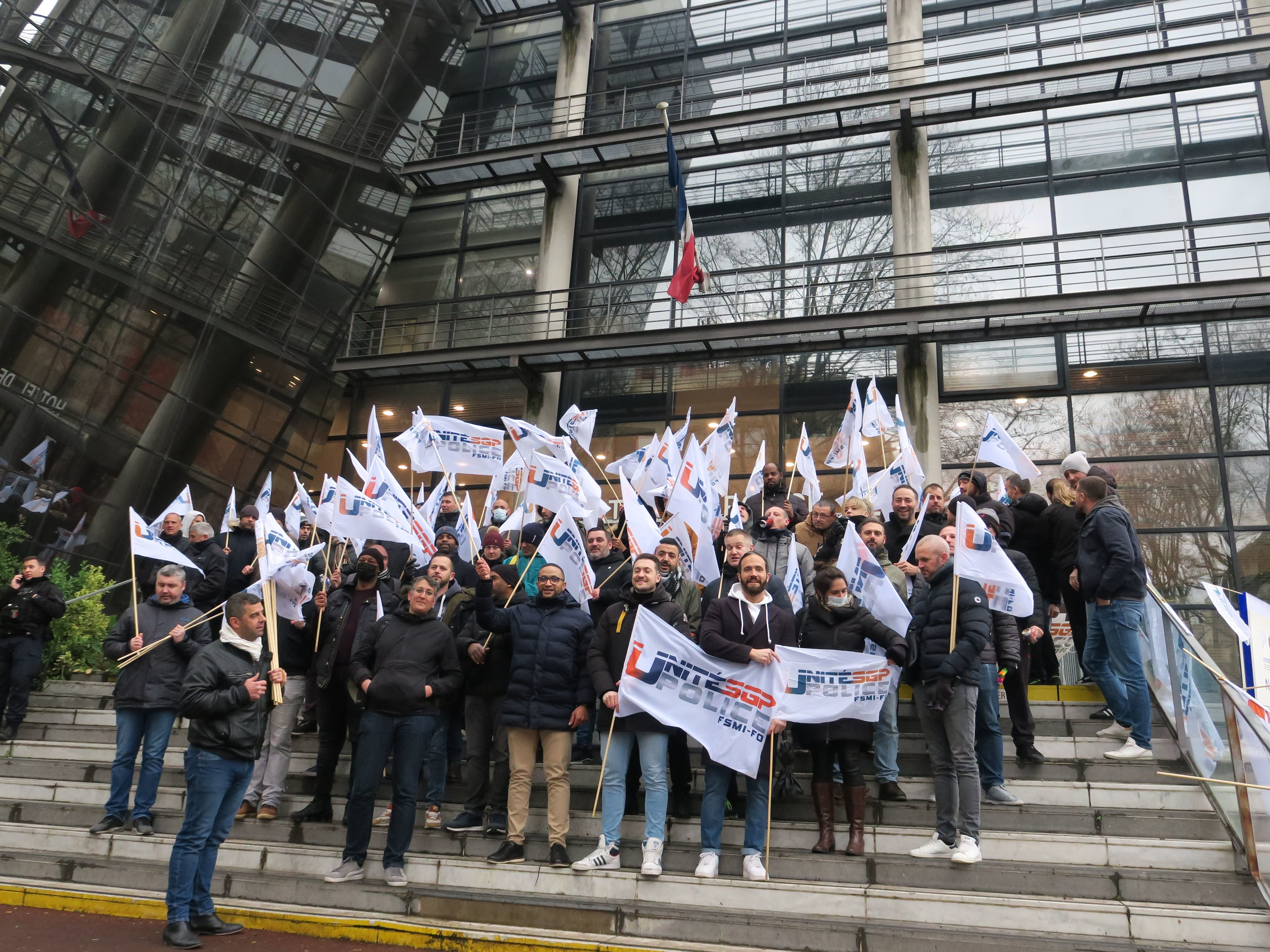 Police Nationale Direction Départementale Créteil Avis Val-de-Marne : une soixantaine de policiers manifestent pour leurs  conditions de travail - Le Parisien