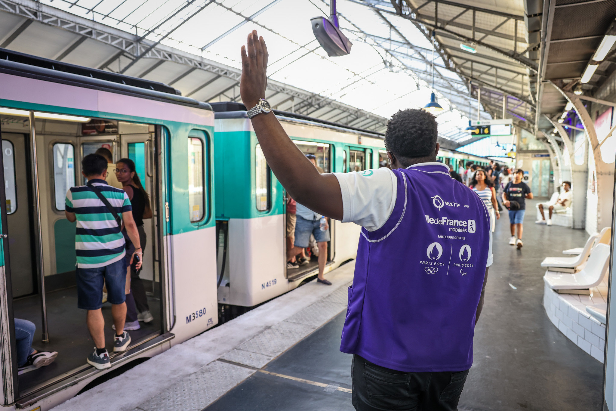 Pendant les Jeux olympiques et paralympiques, les gilets violets, mobilisés pour renseigner les voyageurs  et fluidifier les déplacements, ont été plébiscités. LP/Frédéric Dugit