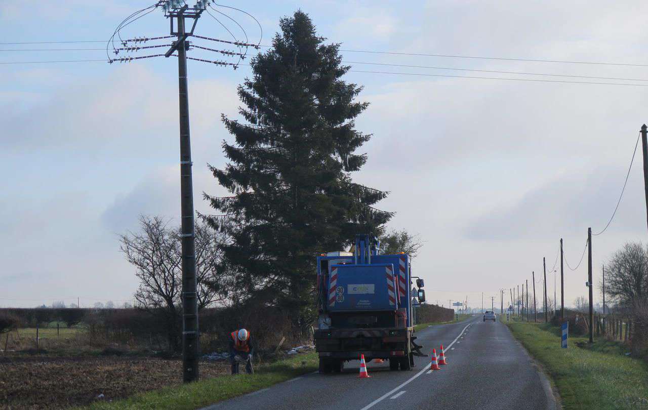 <b></b> Mureaumont, lundi 2 janvier. Des agents d’Enedis se sont affairés pendant deux jours dans la région pour réparer les nombreuses pannes liées au givre. 