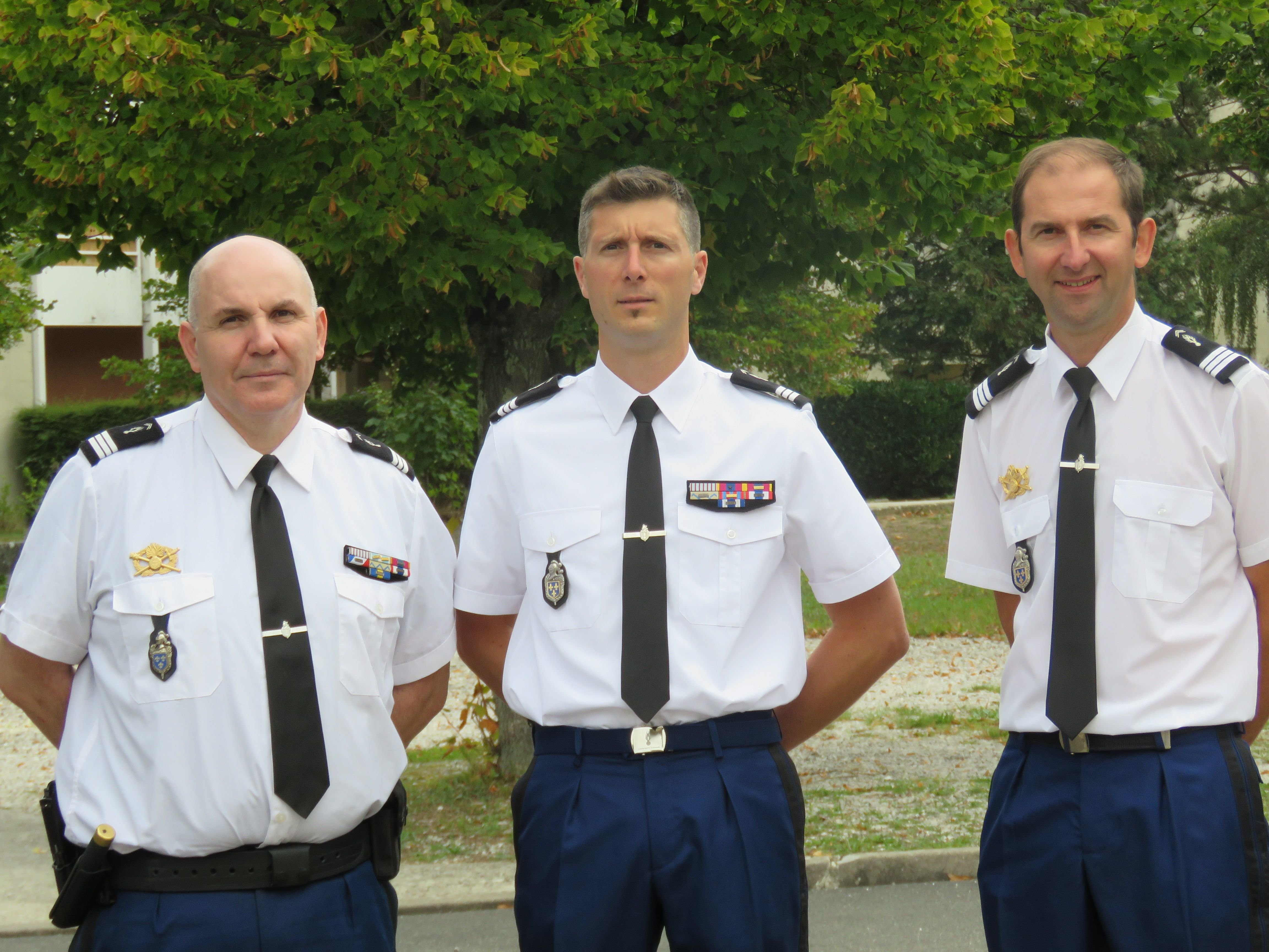 Coulommiers, mardi 20 septembre 2022. Le capitaine Jean-Baptiste Sauvage est le nouveau chef des 180 gendarmes de la compagnie de Coulommiers. Le capitaine Thierry Bigot (à gauche) est le numéro 2 et le capitaine Romain Freytag (à droite) est le numéro 3. LP/Sébastien Roselé