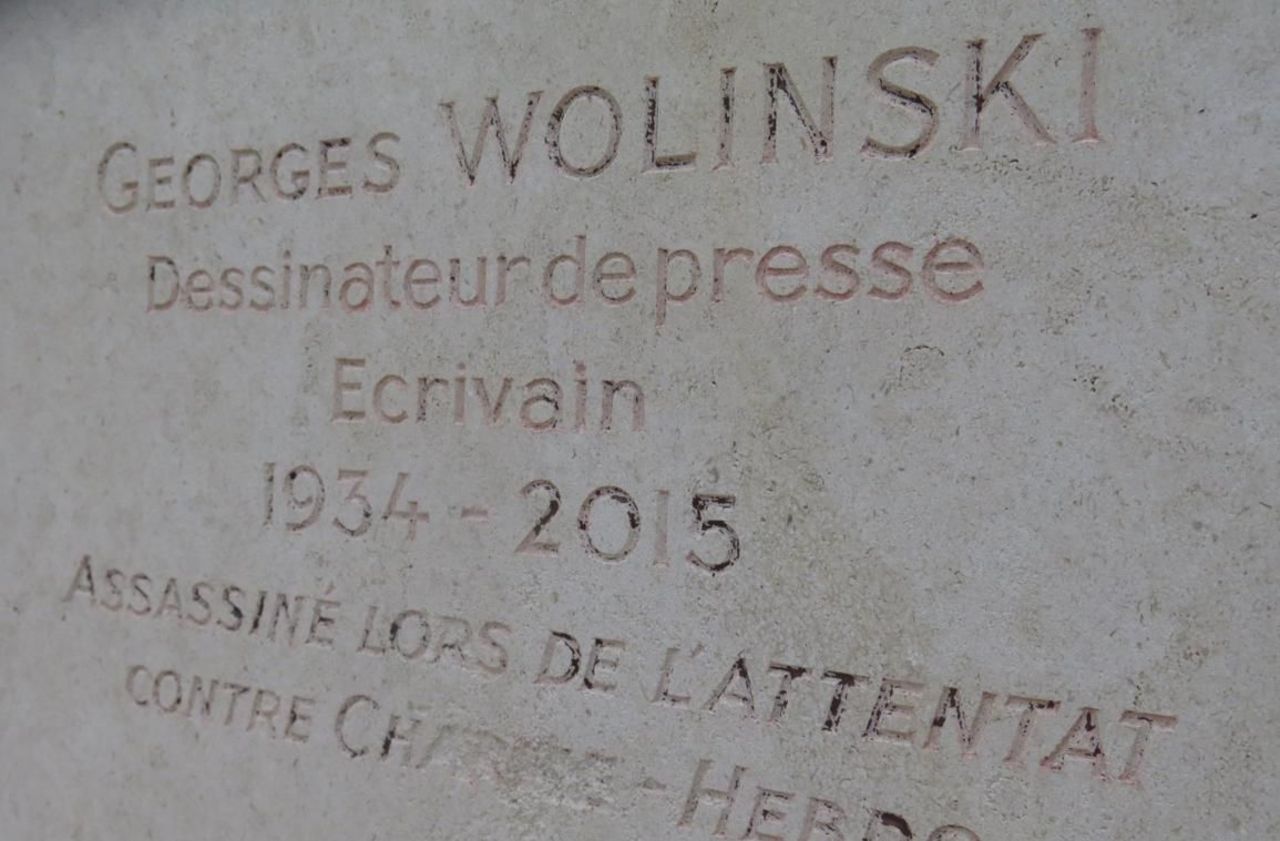 <b></b> Paris, ce lundi. La tombe du dessinateur Georges Wolinski a-t-elle ou non été vandalisée la semaine passée ?