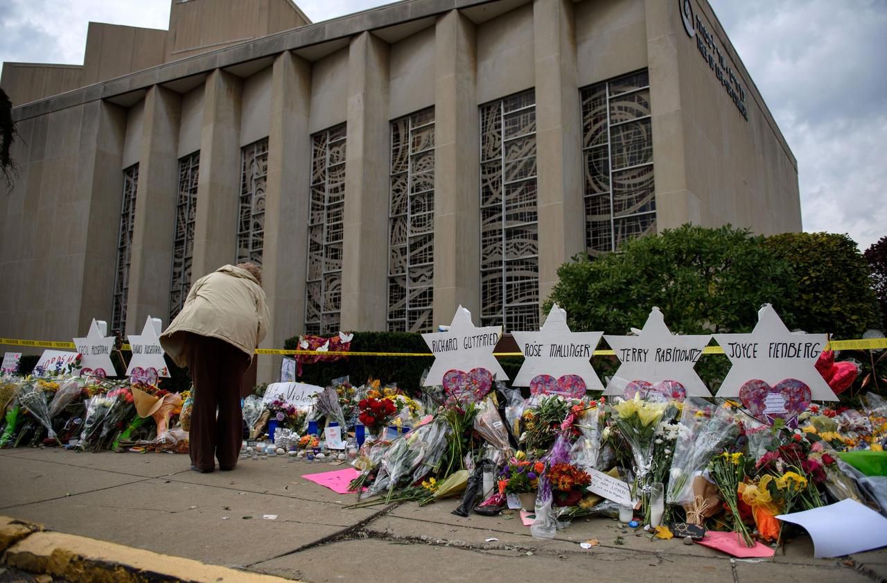 Une personne se recueille devant la synagogue Tree of Life, à Pittsburgh, un mois après l'attentat. AFP
