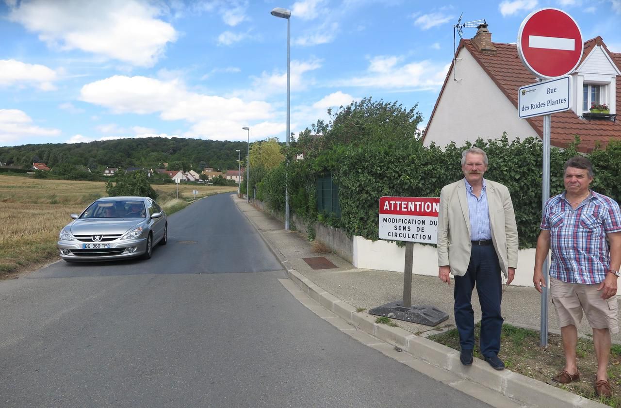 <b></b> Chanteloup-les-Vignes. Les élus, dont le premier adjoint Pierre Gaillard (à gauche) et le conseiller municipal à la circulation Yves Dubois (à droite), ont mis en place un nouvel itinéraire de circulation pour les automobilistes qui traversent la ville. 