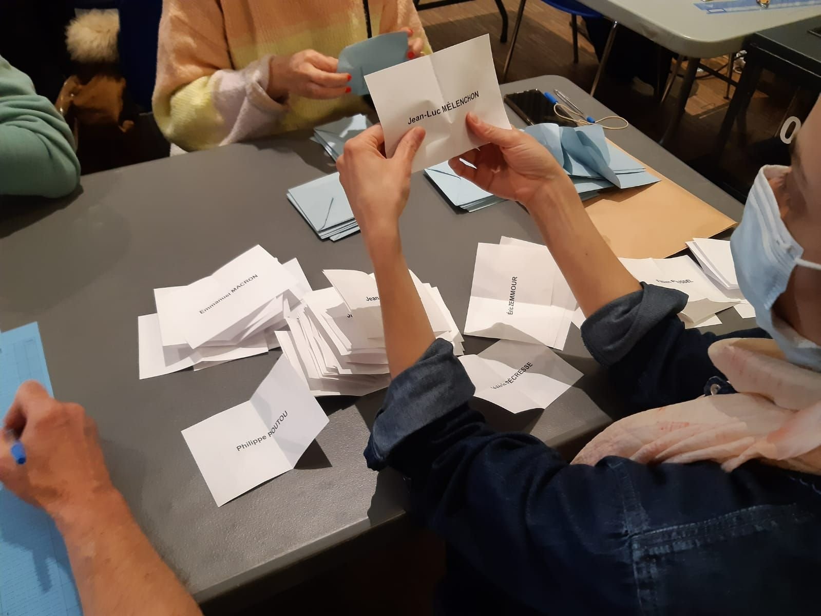 A Montreuil (Seine-Saint-Denis), dimanche 10 avril à 22 heures, dans le bureau de vote numéro 2, en centre-ville, les bulletins Mélenchon s'accumulent. Le candidat Insoumis arrive largement en tête du premier tour de la présidentielle. LP/G.B.