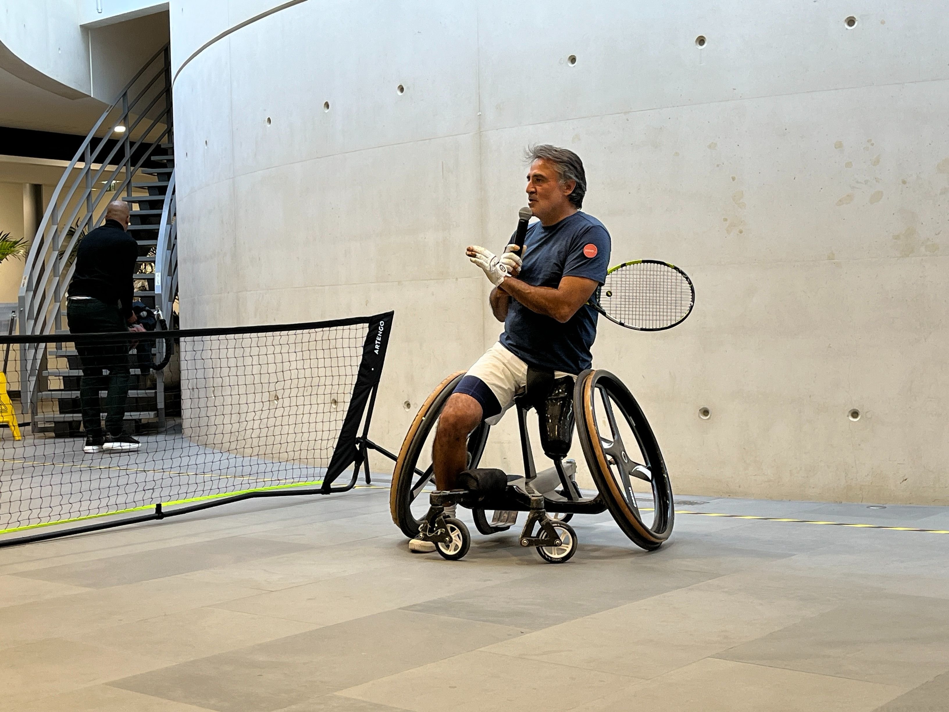 Stéphane Houdet était, en novembre 2023, sur le campus L’Oréal d’Aulnay pour une conférence, des matchs et une découverte du tennis fauteuil avec les collaborateurs du groupe. DR