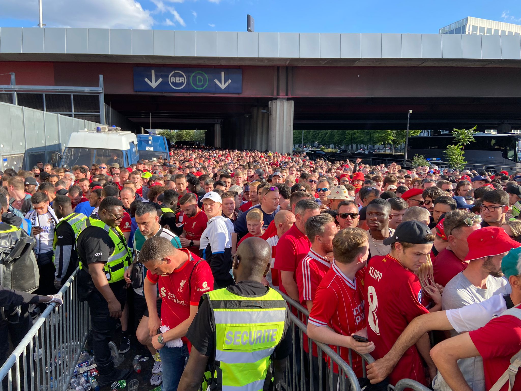 Plusieurs milliers de supporters de Liverpool ont été congestionnés à la sortie du RER D samedi en se rendant au Stade de France pour la finale de la Ligue des champions. LP/Pierre Barthélemy
