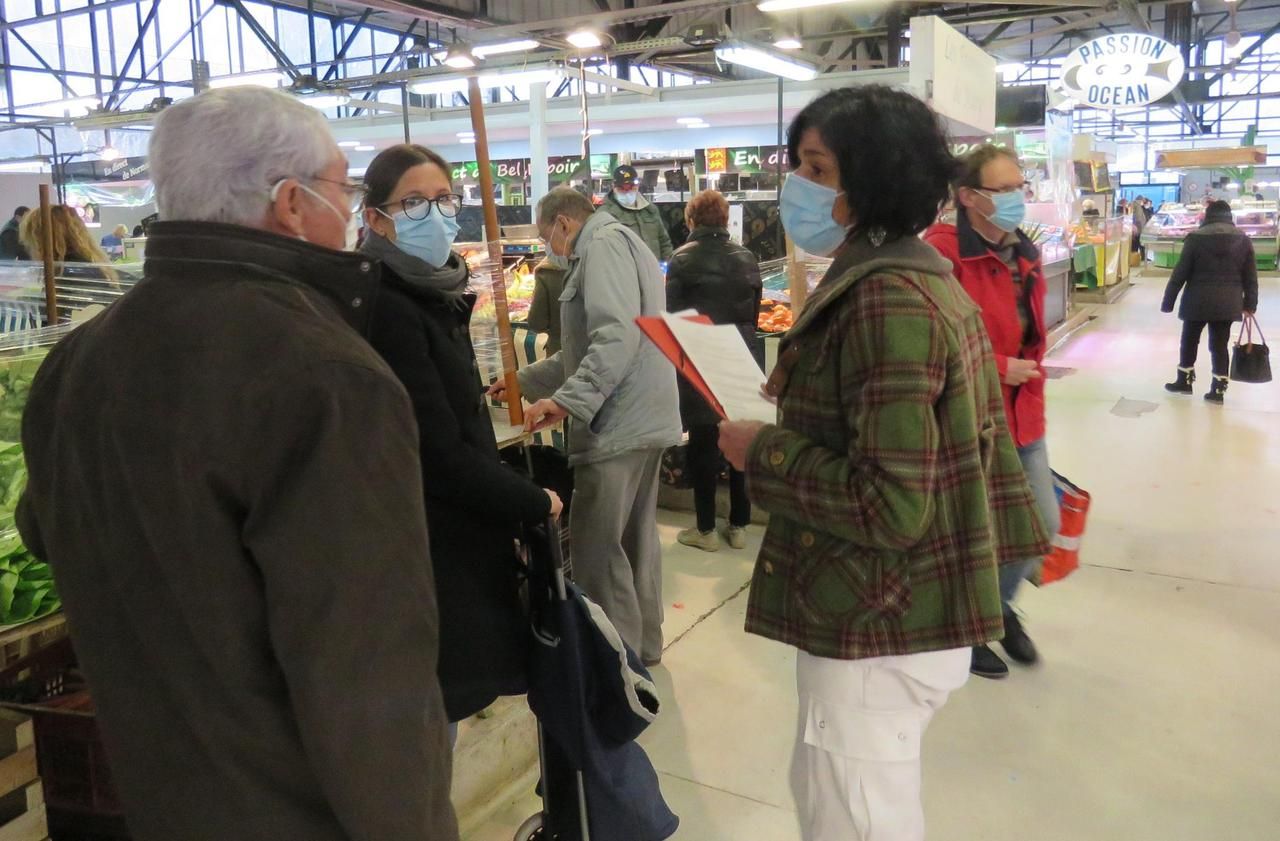 <b></b> Melun, mail Gaillardon, ce mercredi matin. Infirmière coordinatrice du groupe de médiatrices de lutte anti-Covid, Sophie Maraschin (à droite) rappelle les gestes barrière à des clients du marché.