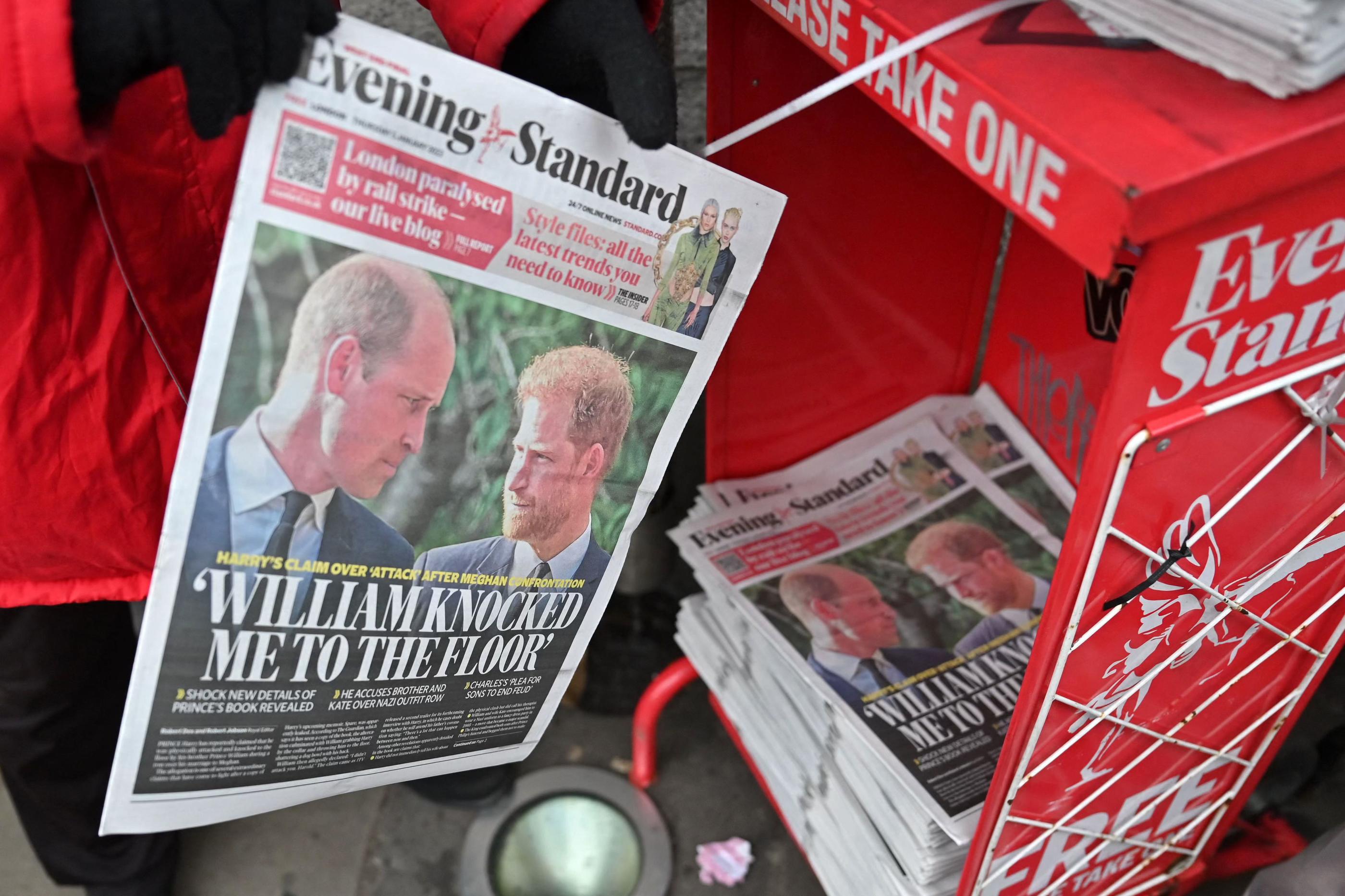 Londres, le 5 janvier 2023. La relation entre le prince Harry et le prince William à la Une du journal Evening Standard. AFP/Justin Tallis