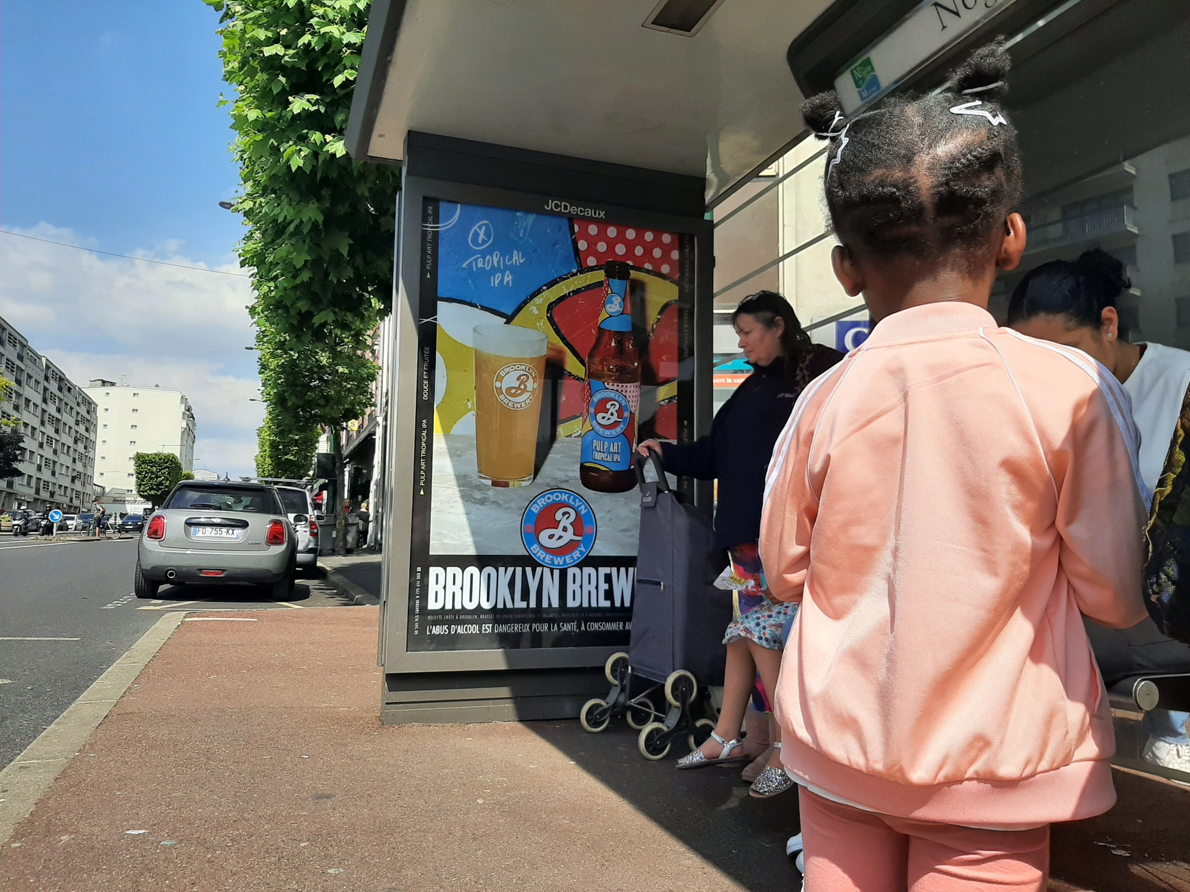 Nogent-sur-Marne, le 6 juin. Cette fillette de 4 ans est exposée chaque jour à des publicités pour l'alcool en prenant le bus pour revenir de l'école. LP/Marine Legrand