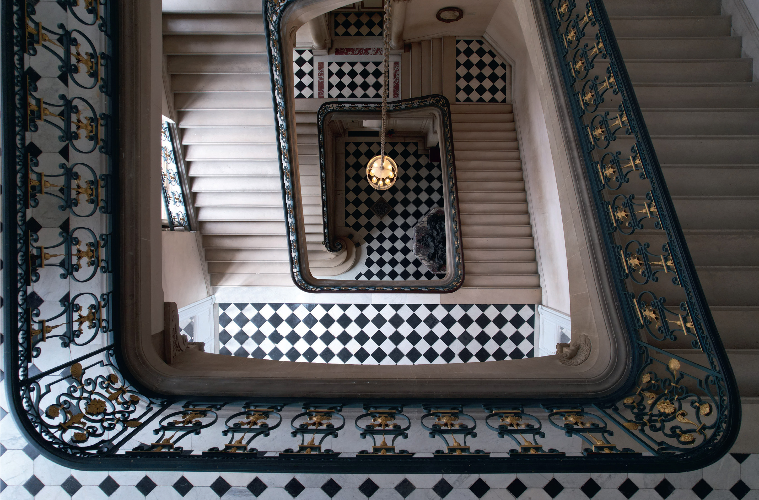 Le XIXe siècle a vu Versailles se modifier, grâce, entre autres, au travail de l’architecte Charles-Auguste Questel, à partir de 1851, qui conçoit cet escalier en fer forgé et motifs dorés, près de l’Opéra royal. Thomas Garnier