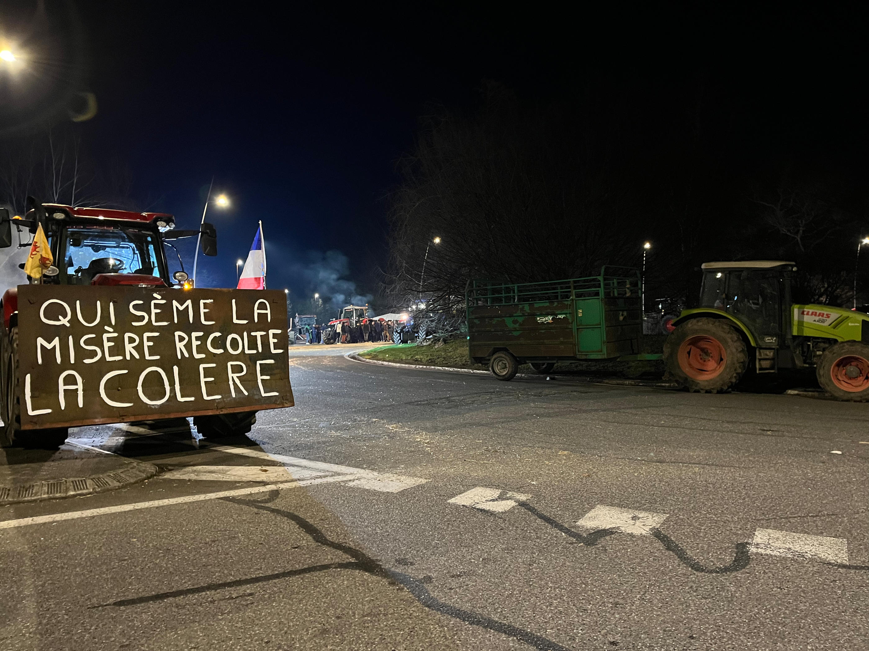 Des tracteurs sur une bretelle de l'A64 près de Pau (Pyrénées-Atlantiques), mardi soir. Le mouvement de protestation des agriculteurs continue de se propager. LP/Enola Richet