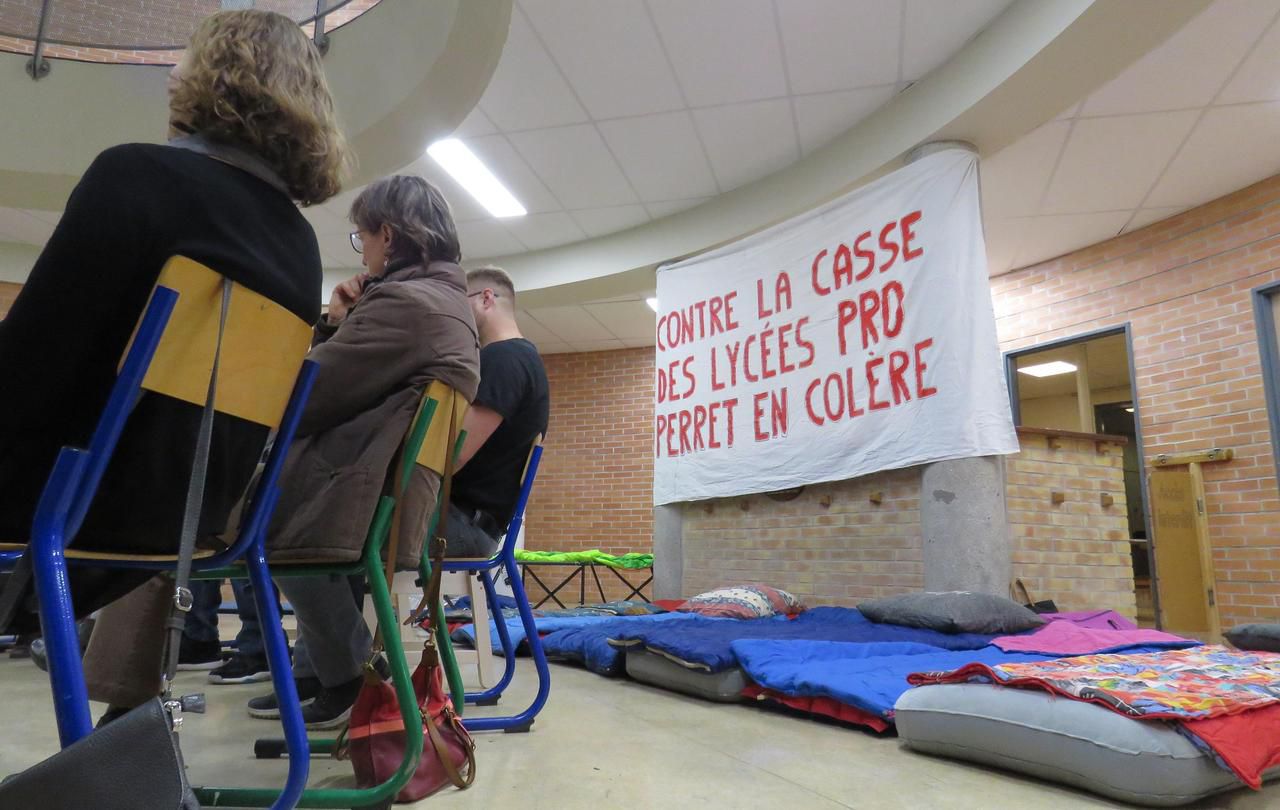 <b></b> Evry, ce jeudi 29 novembre 2018. Pour alerter l’opinion publique sur la réforme de la voie professionnelle, une partie des enseignants du lycée professionnel Auguste-Perret d’Evry a occupé l’établissement toute la nuit. 