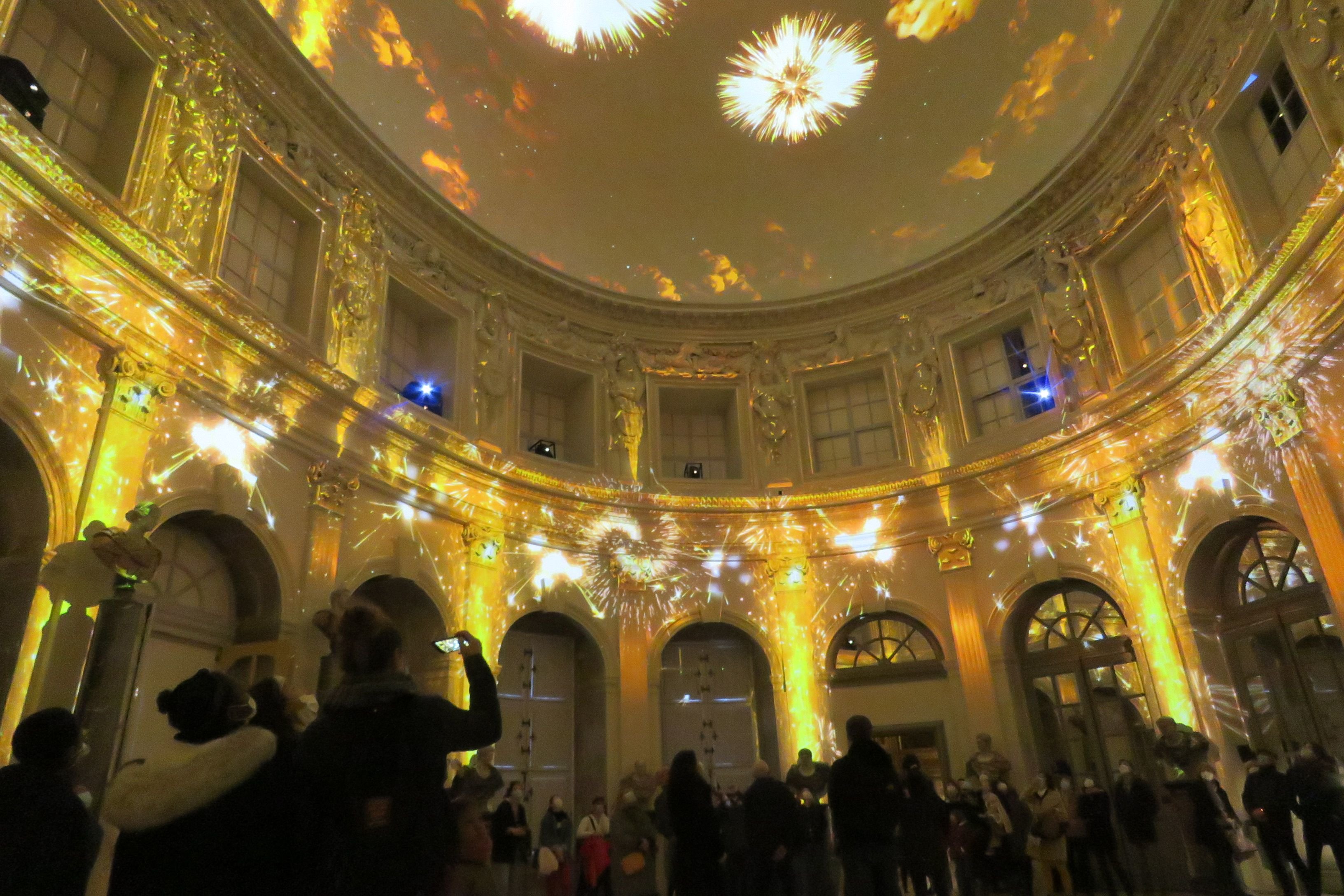 Maincy, le 20 novembre 2021. Une projection  immersive à 360 degrés, au plafond du Grand Salon rénové, raconte la fable de La Fontaine «le Renard et l'Ecureuil». LP/Sophie Bordier