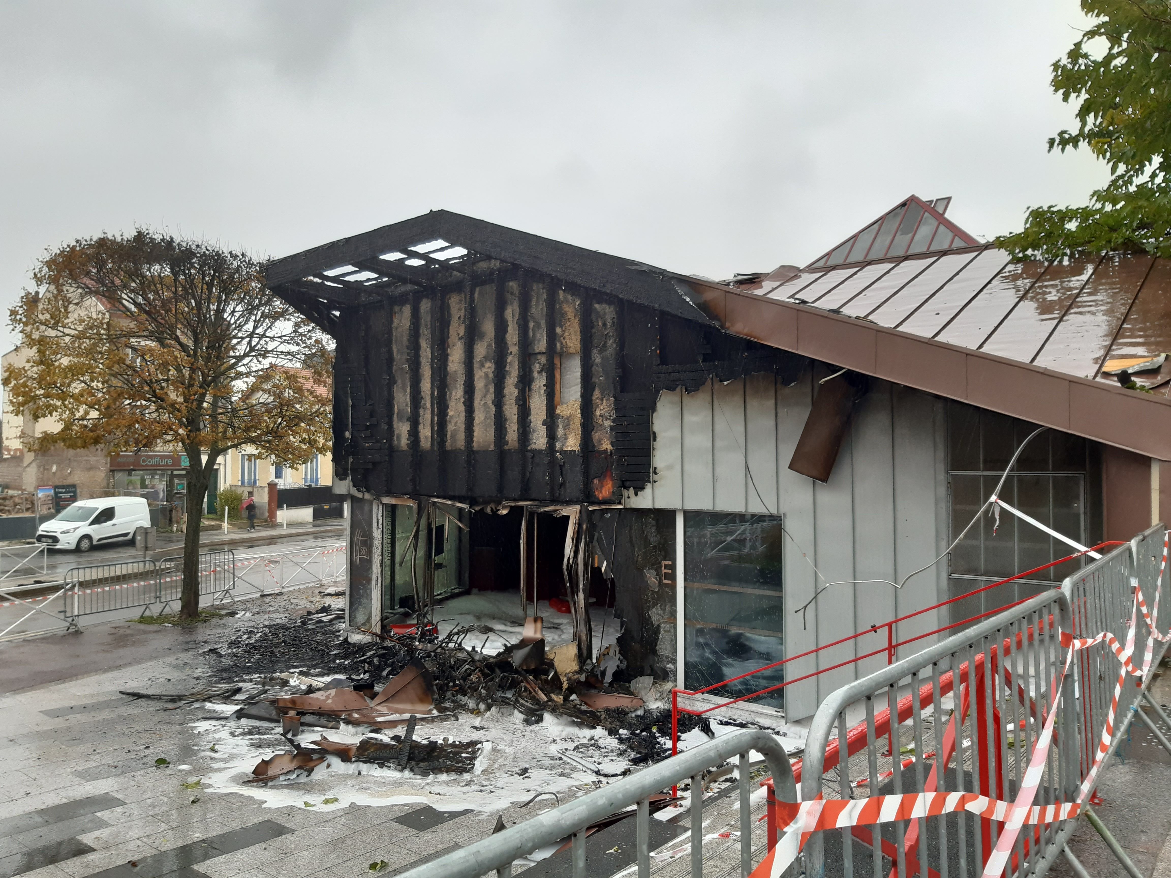 Issy-les-Moulineaux (Hauts-de-Seine), ce jeudi. La salle polyvalente des Épinettes a été détruite par un incendie dont l'origine serait vraisemblablement volontaire. LP/Marjorie Lenhardt