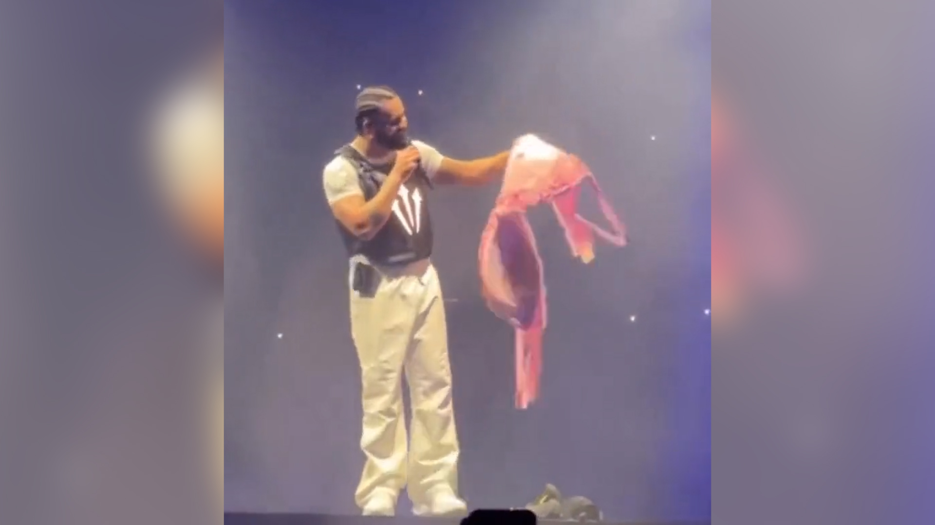 VIDÉO. En plein concert, le rappeur Drake reçoit sur scène... un  soutien-gorge géant