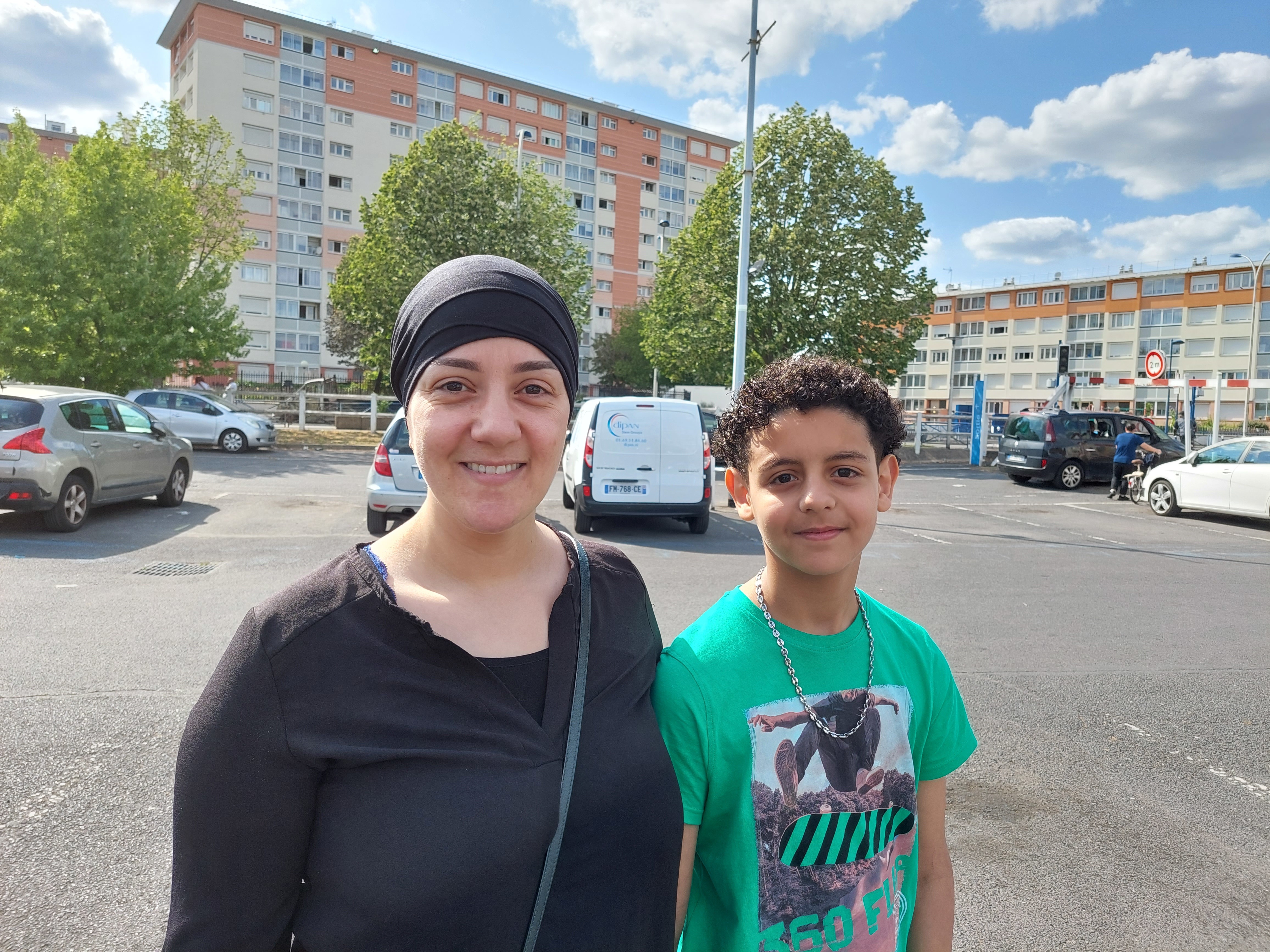 « Malheureusement, il y a des parents démissionnaires », s'agace Zineb, ici avec son fils Mohamed, ici devant le centre commercial Drancy Avenir. LP/Vincent Mongaillard