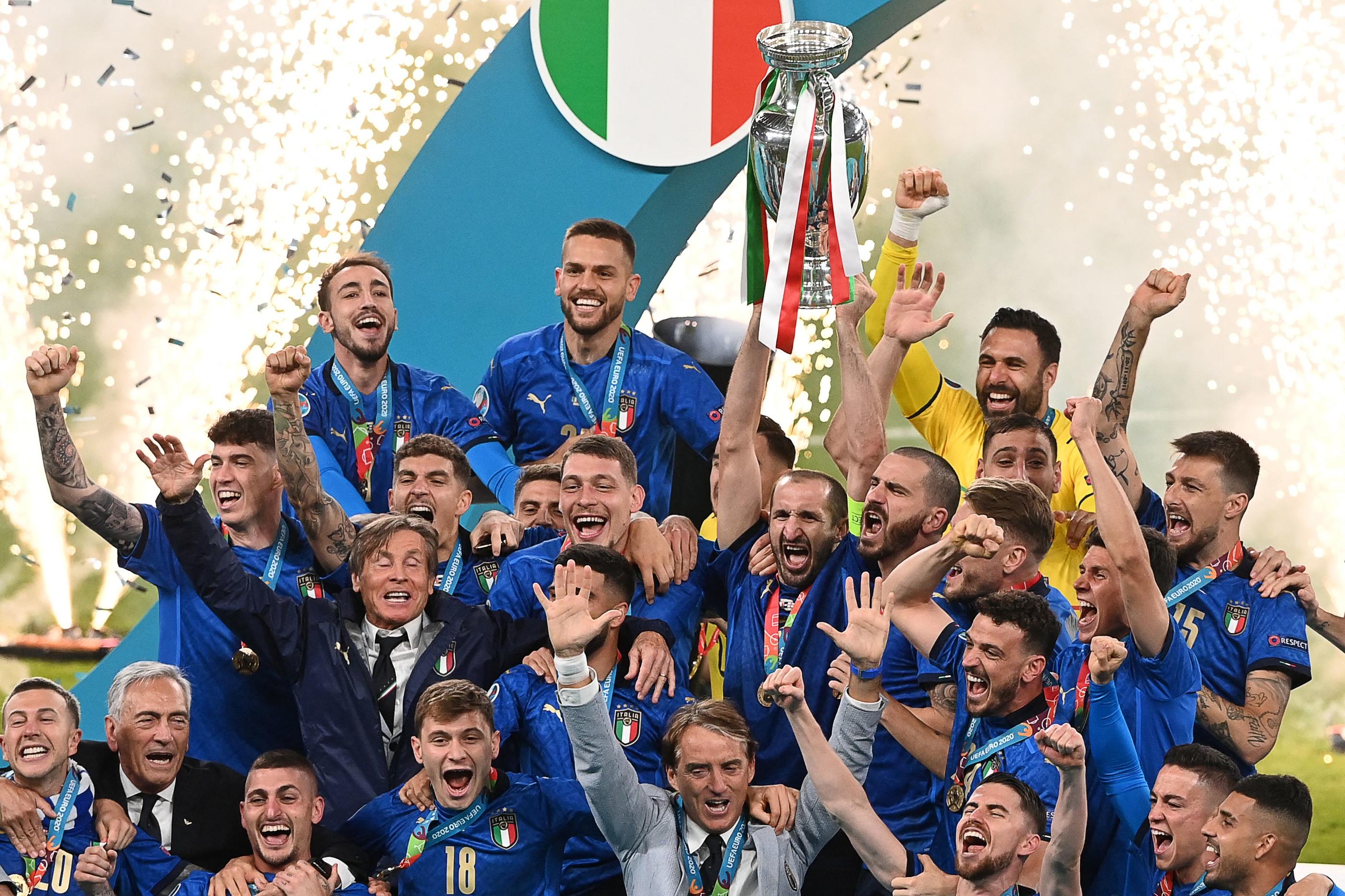 Le capitaine Giorgio Chiellini et ses partenaires savourent le deuxième titre de champion d'Europe de l'histoire de l'Italie. AFP/FACUNDO ARRIZABALAGA
