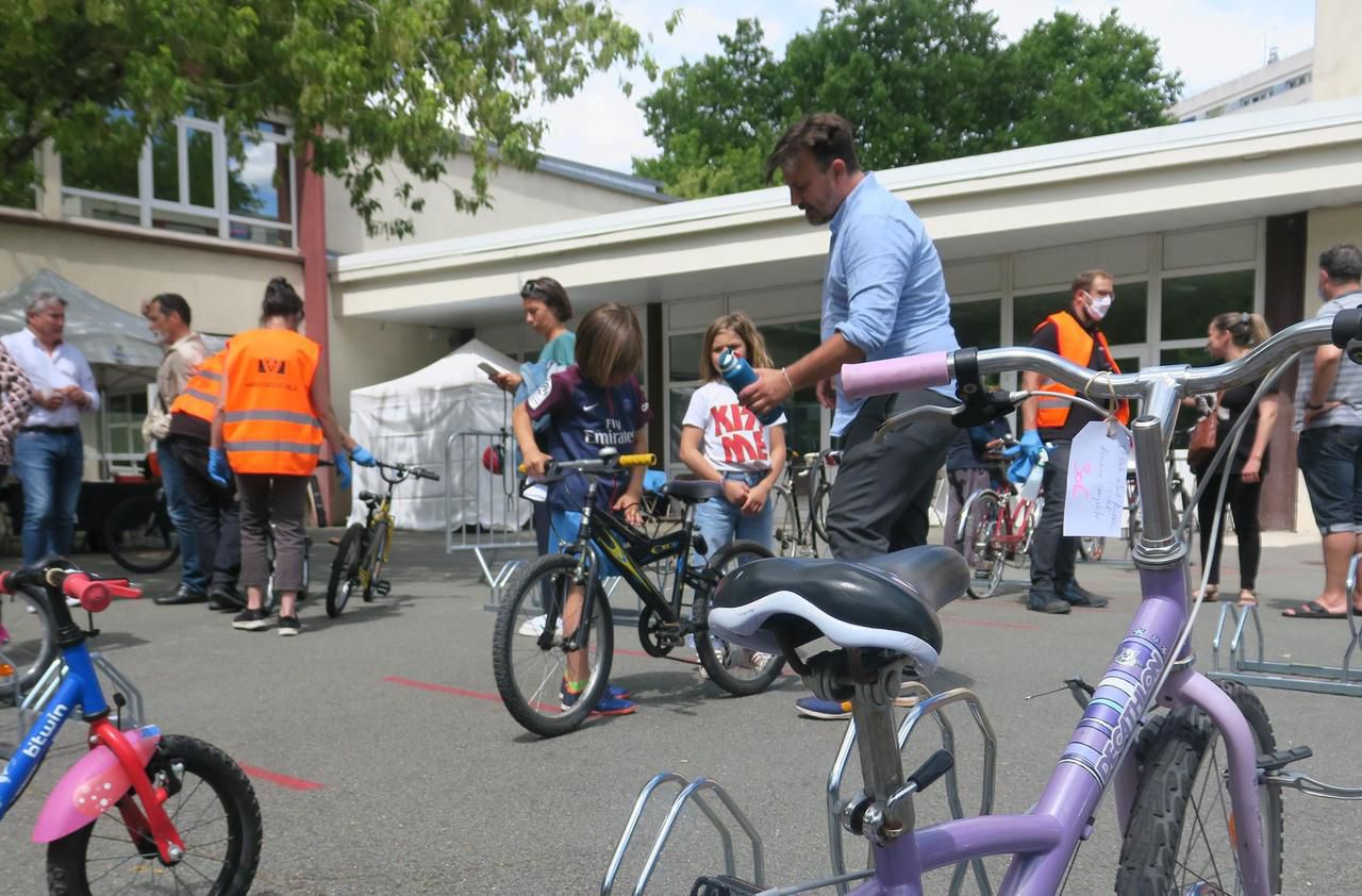 <b></b> Vanves, samedi. Quelque 350 personnes se sont pressées à la première bourse aux vélos organisée par la ville dans la cour de l’école du Parc. 